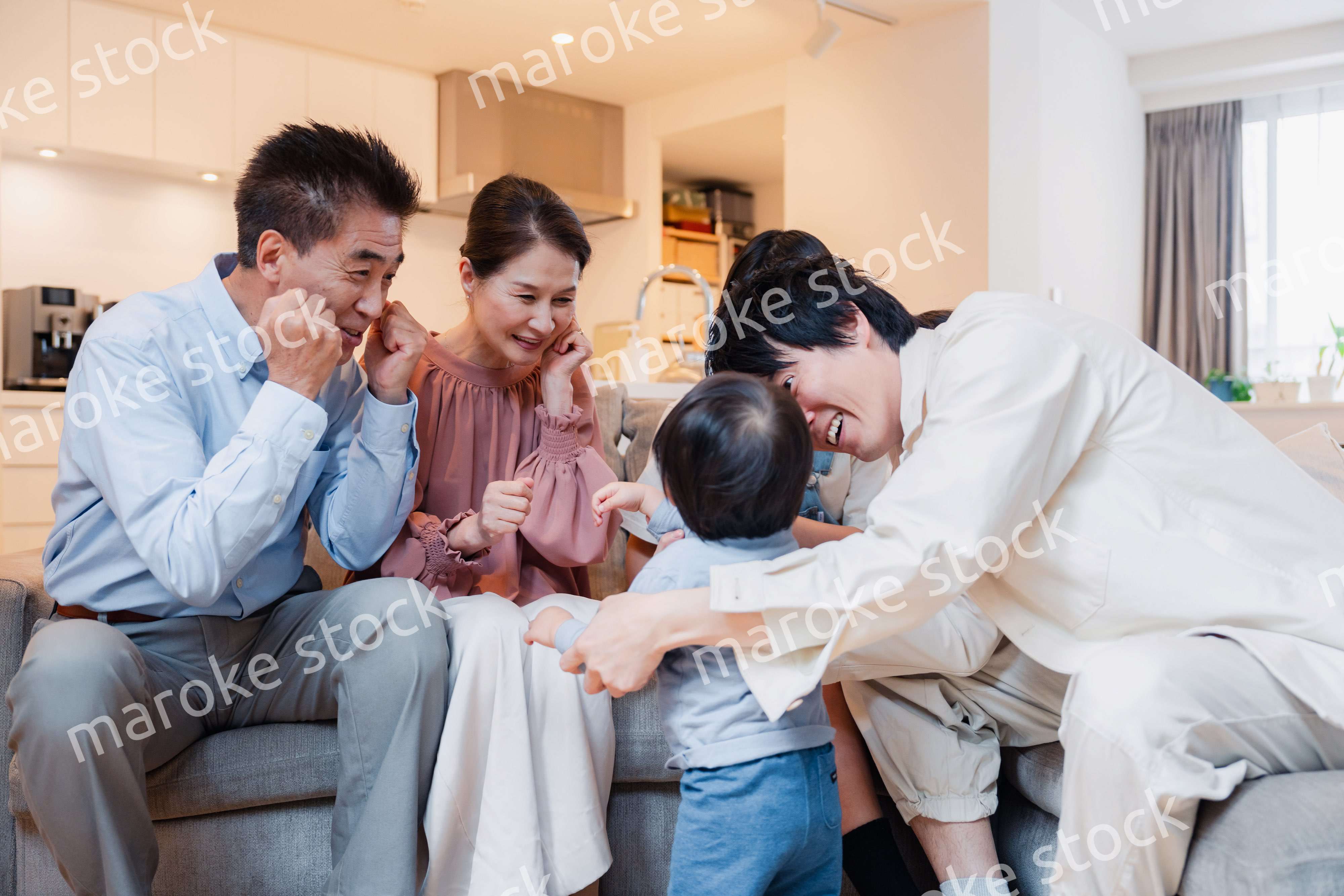 おばあちゃんの家で楽しく過ごす孫たち