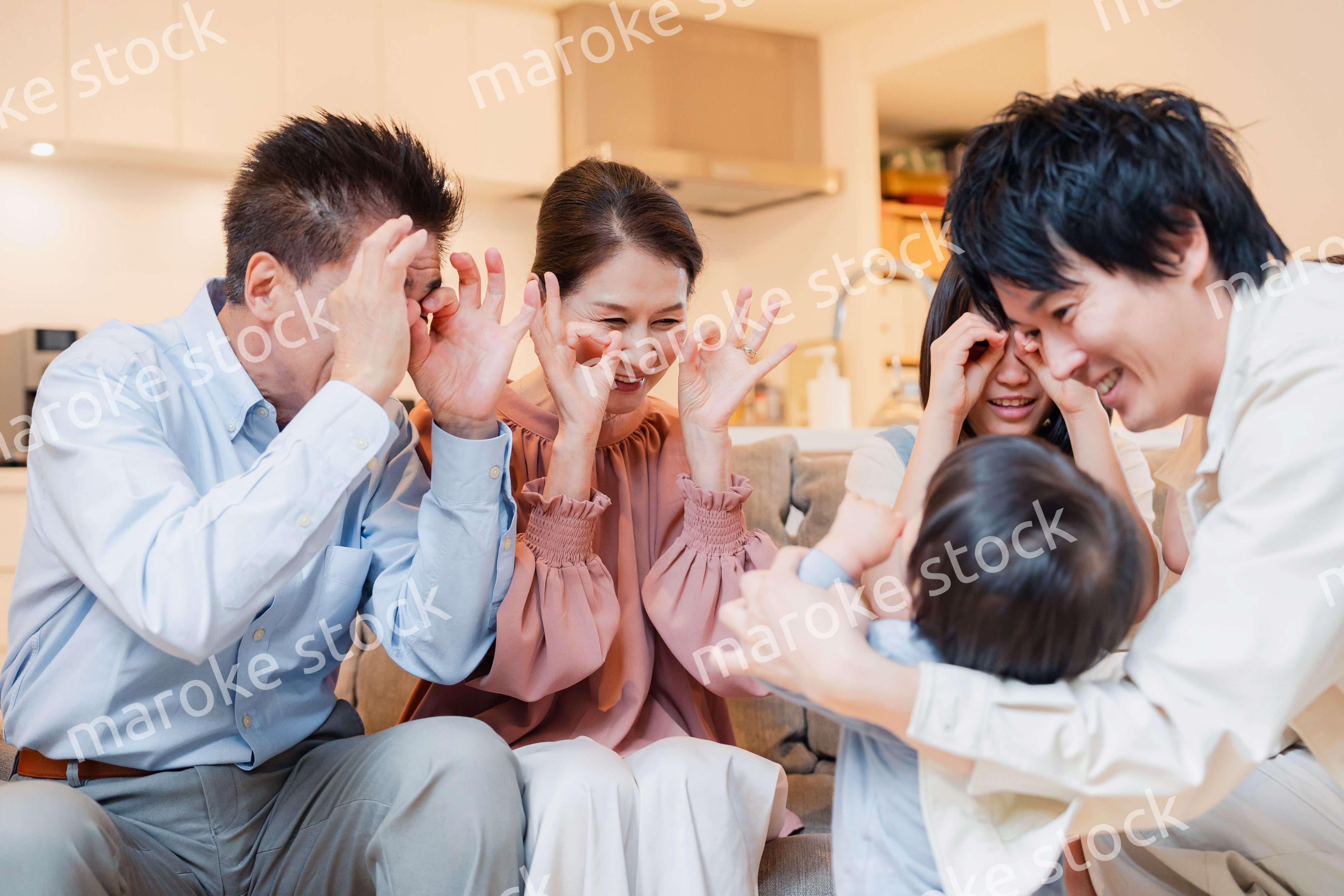 おばあちゃんの家で楽しく過ごす孫たち