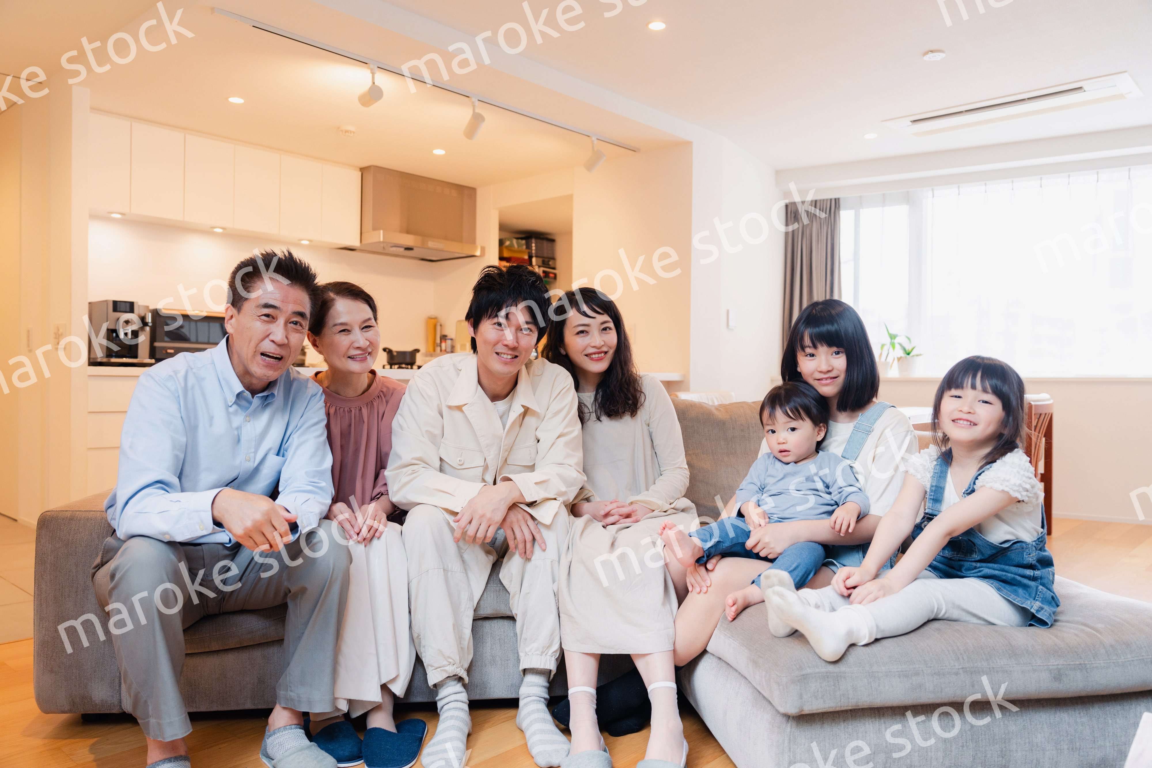 笑顔の3世代家族集合写真