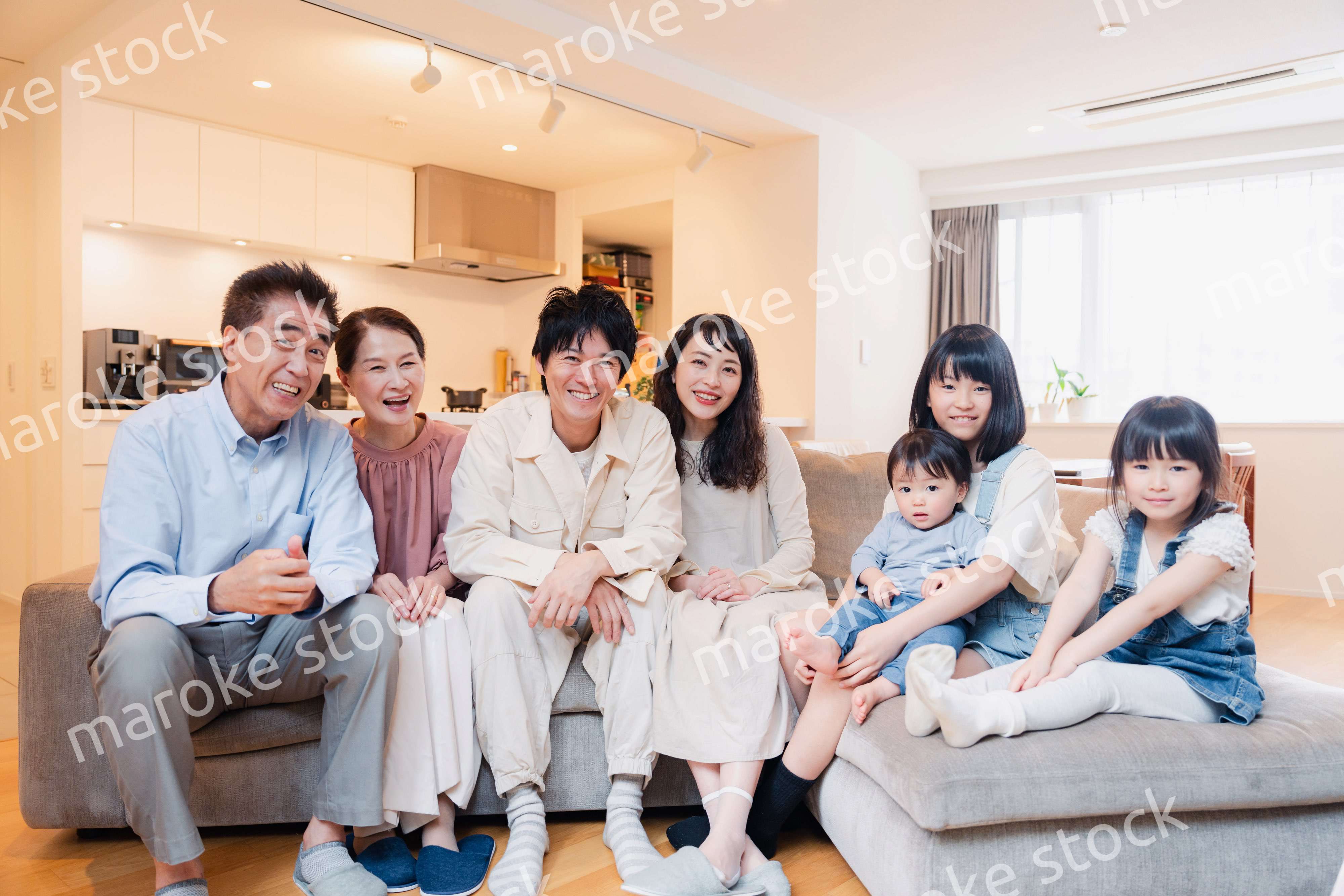 笑顔の3世代家族集合写真