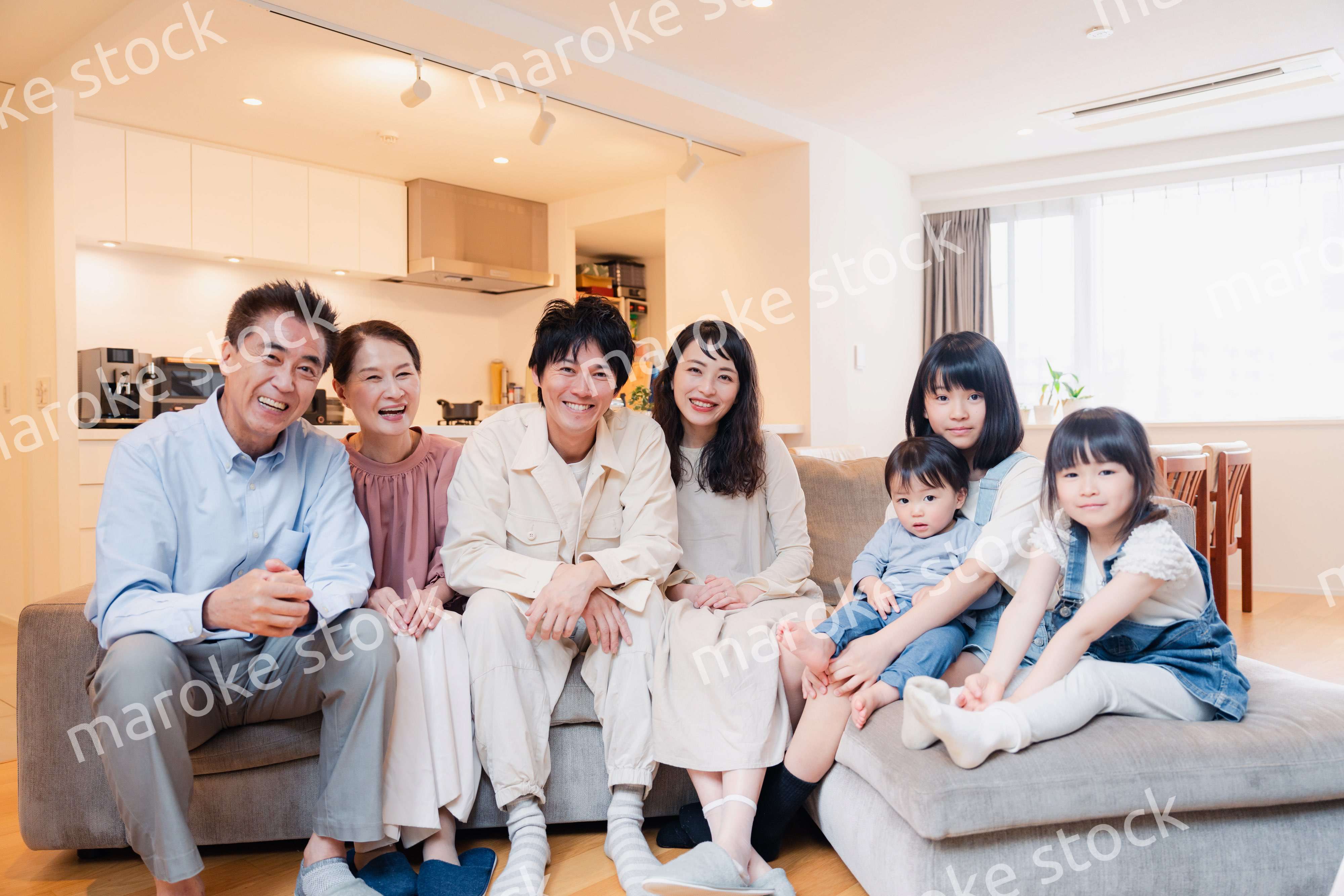 笑顔の3世代家族集合写真