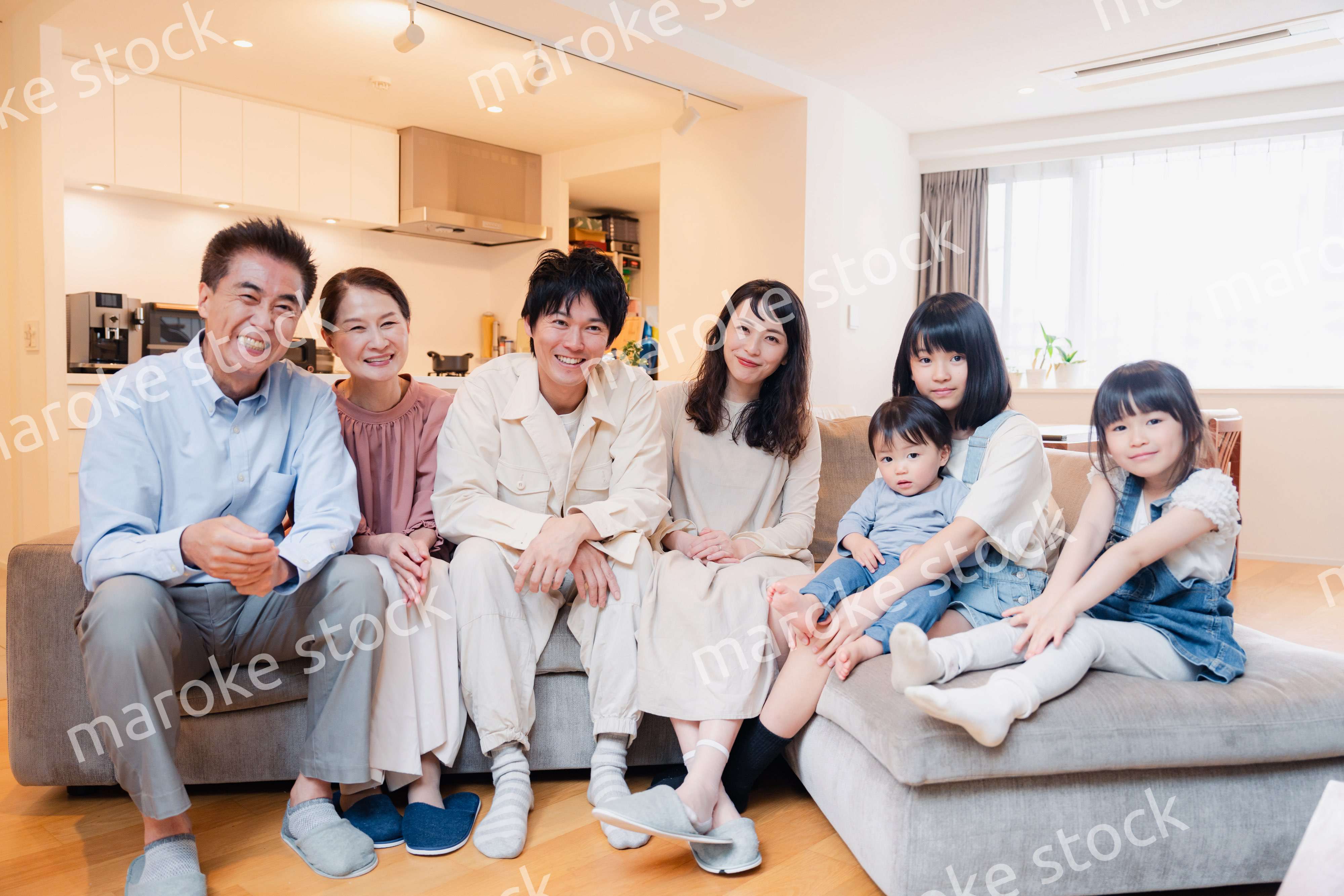 笑顔の3世代家族集合写真