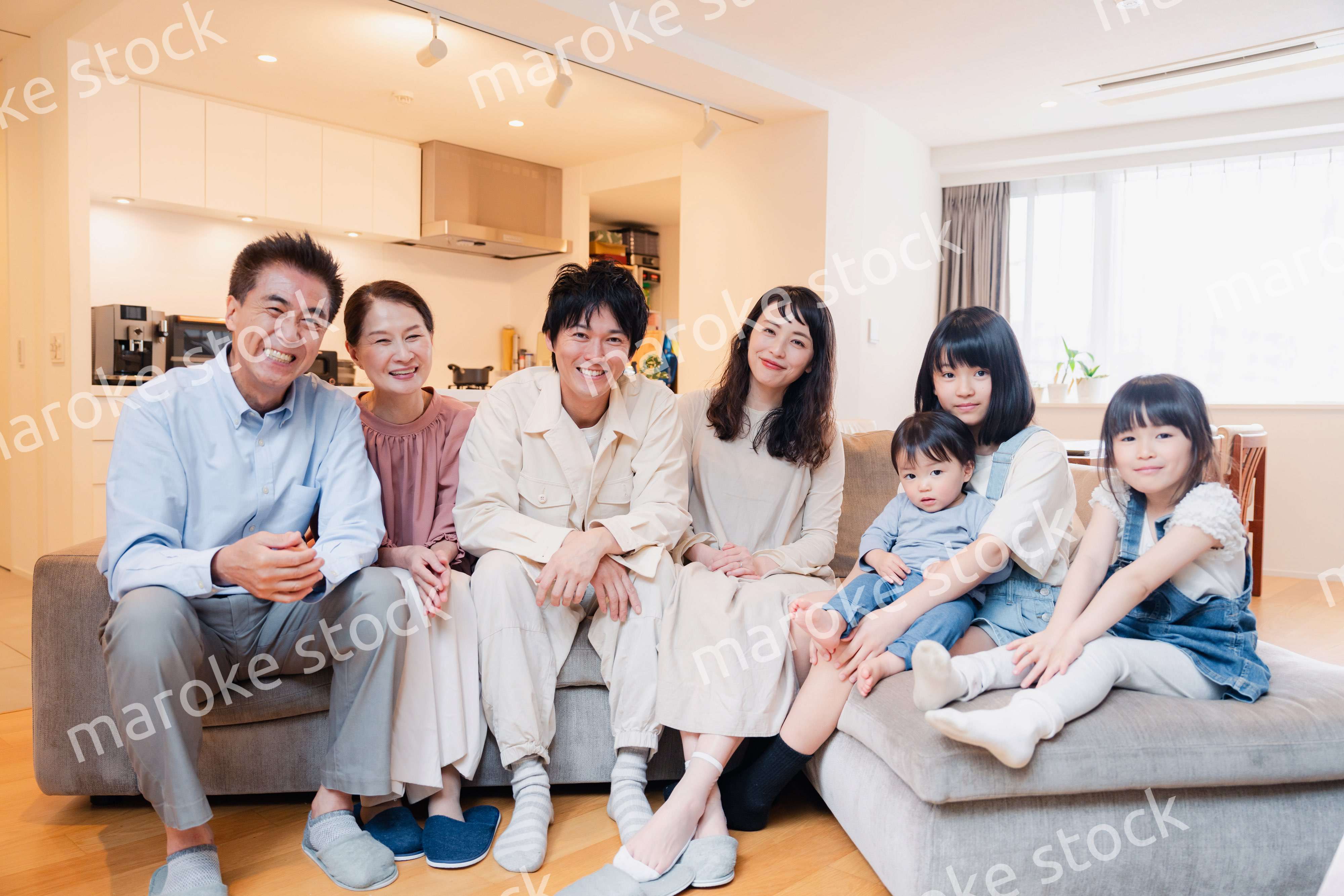 笑顔の3世代家族集合写真