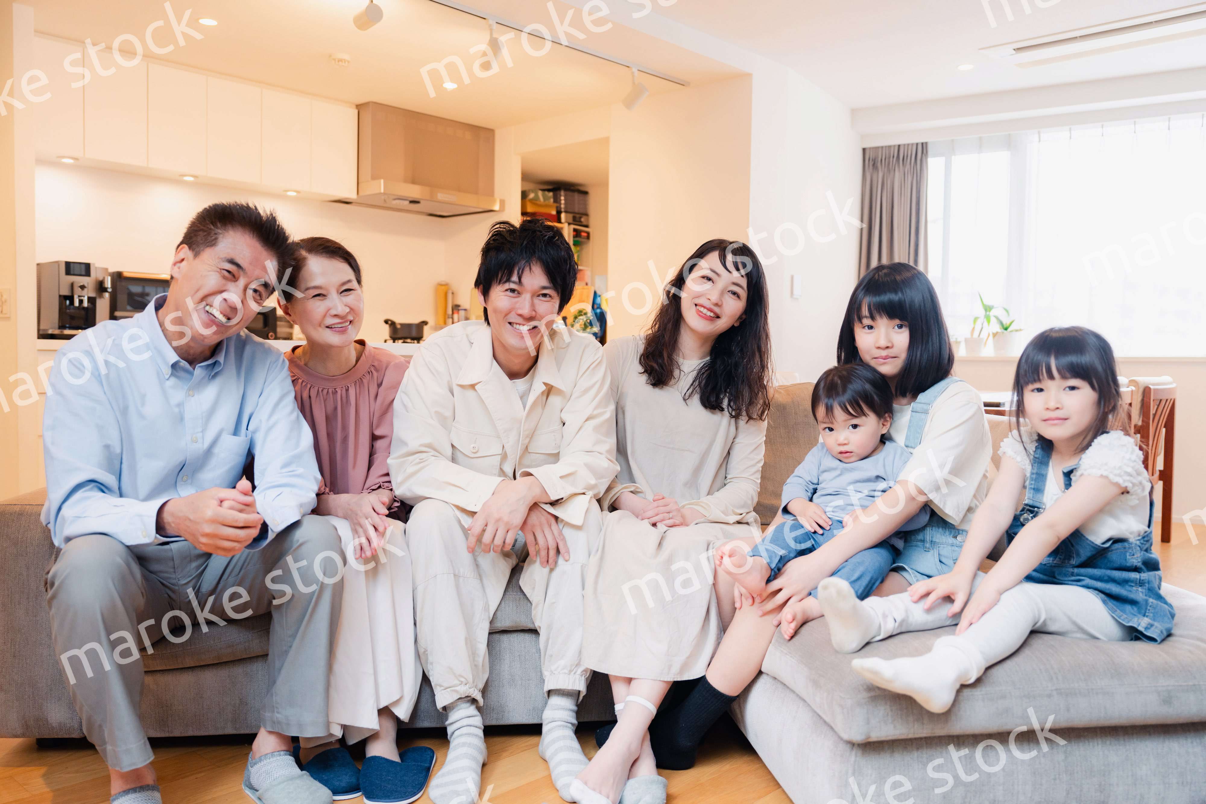 笑顔の3世代家族集合写真