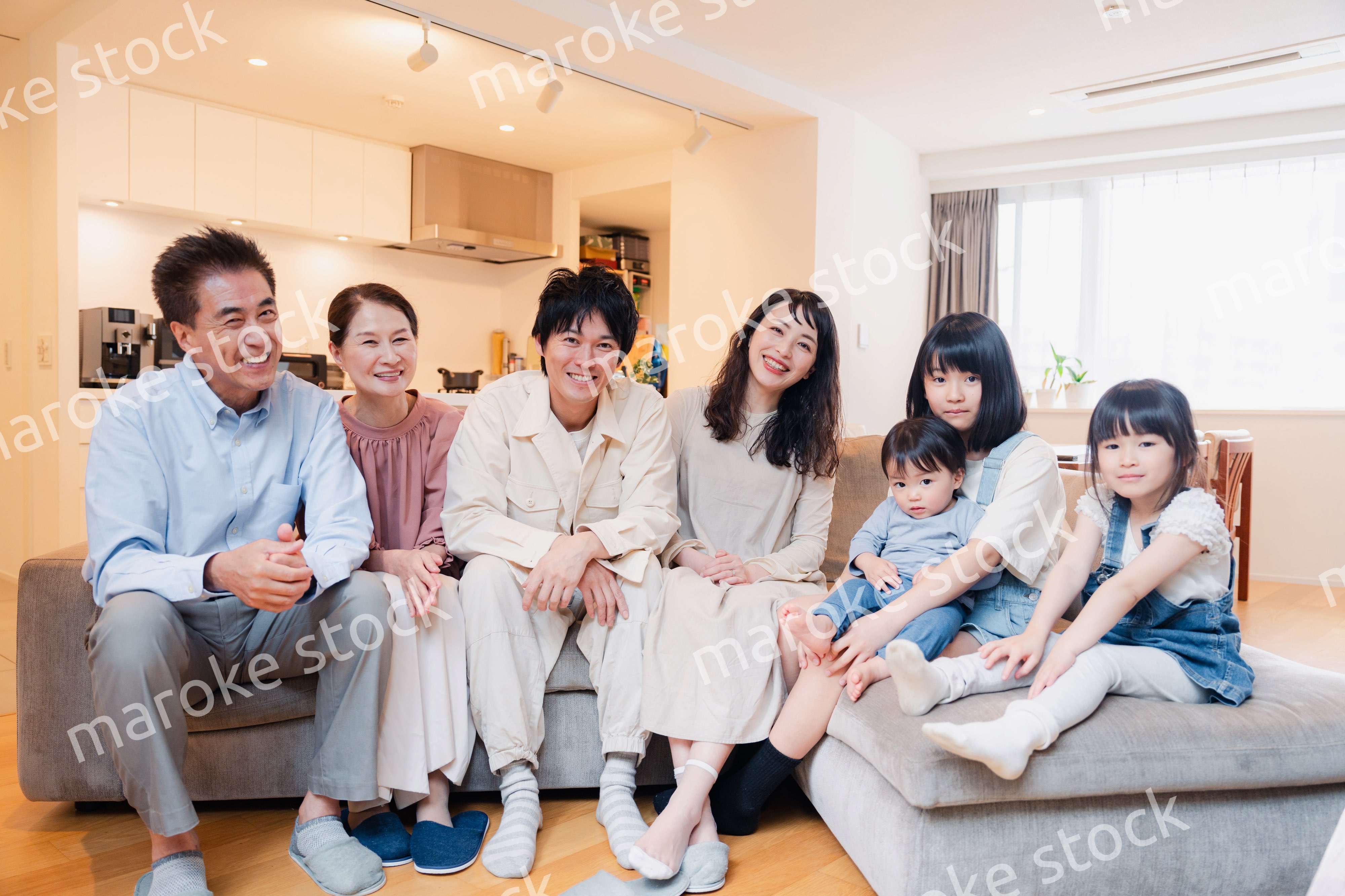 笑顔の3世代家族集合写真