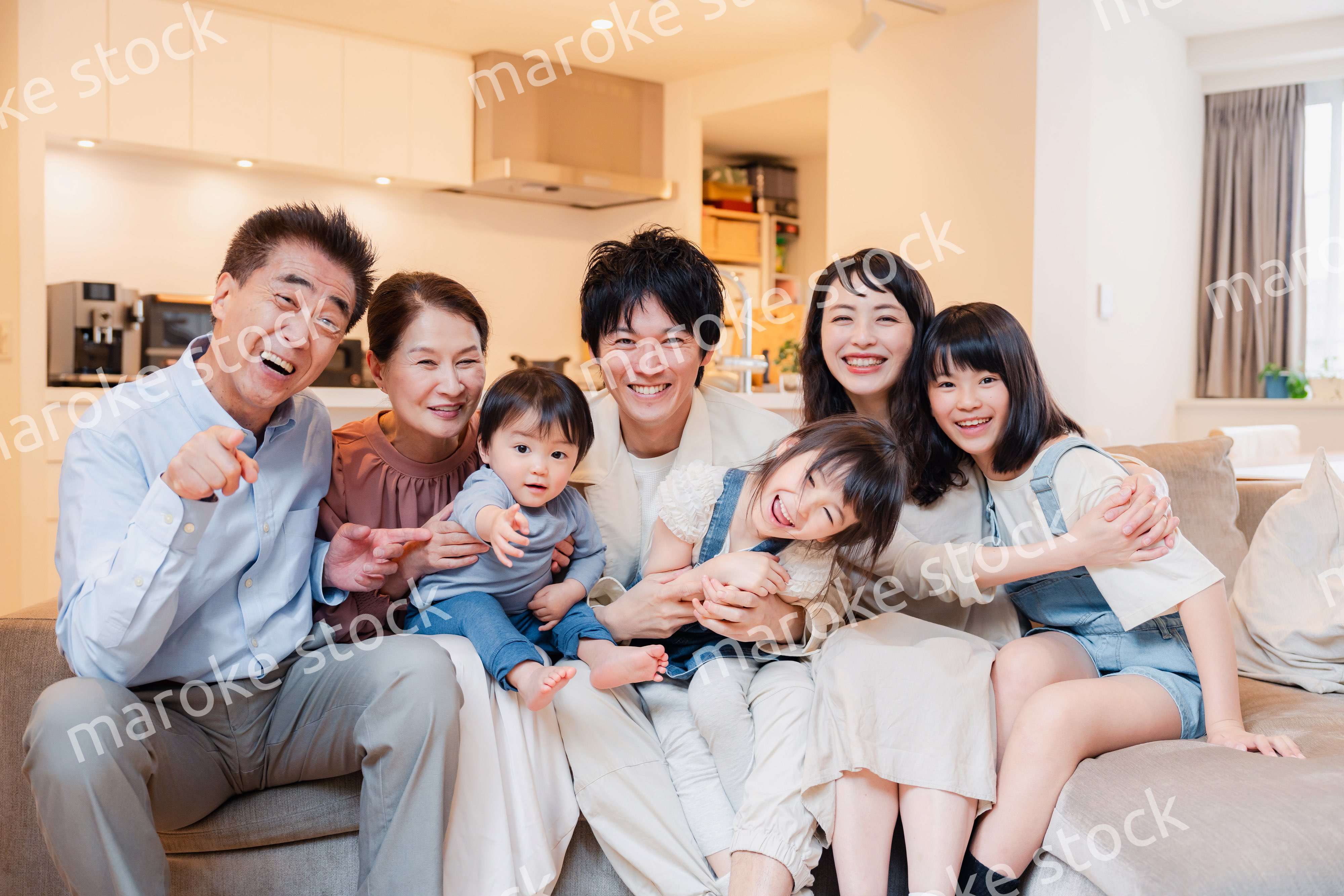 笑顔の3世代家族集合写真