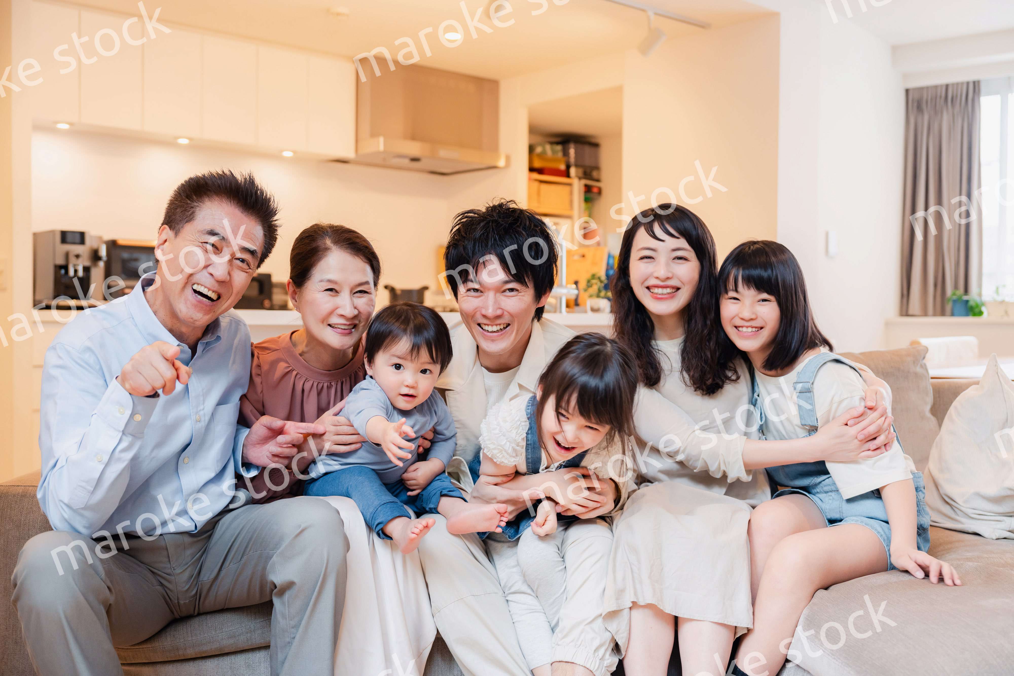 笑顔の3世代家族集合写真