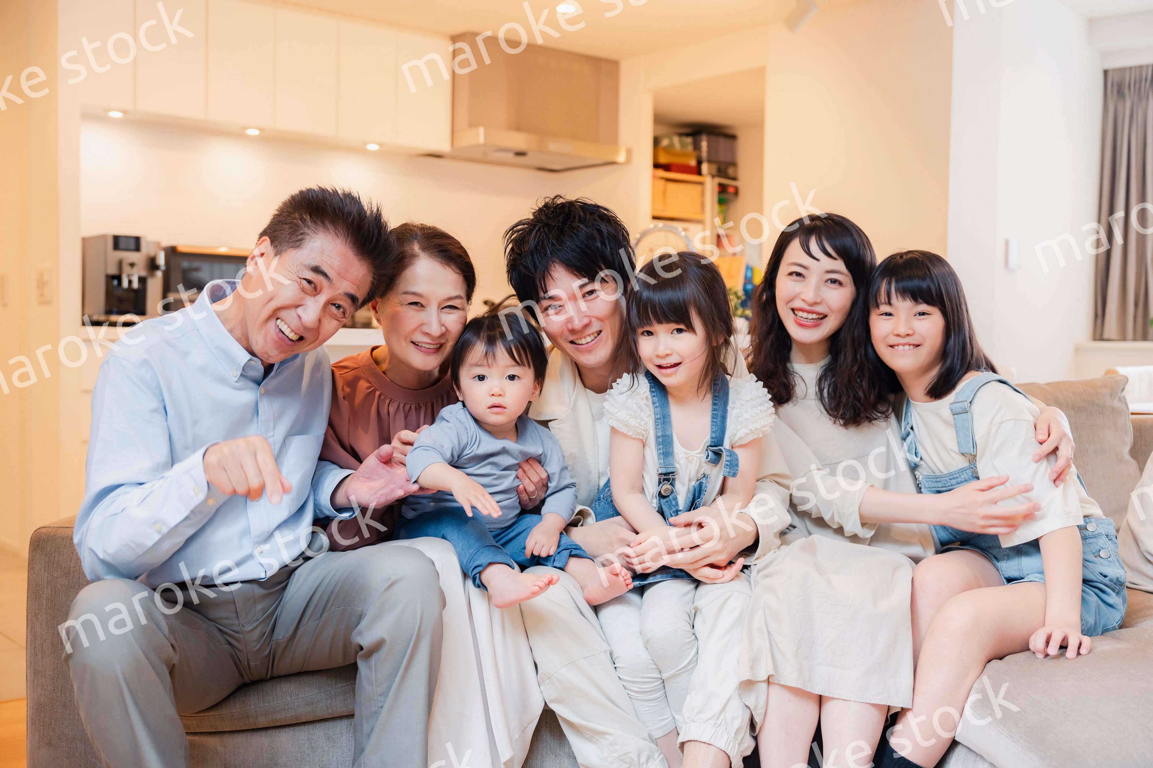 笑顔の3世代家族集合写真