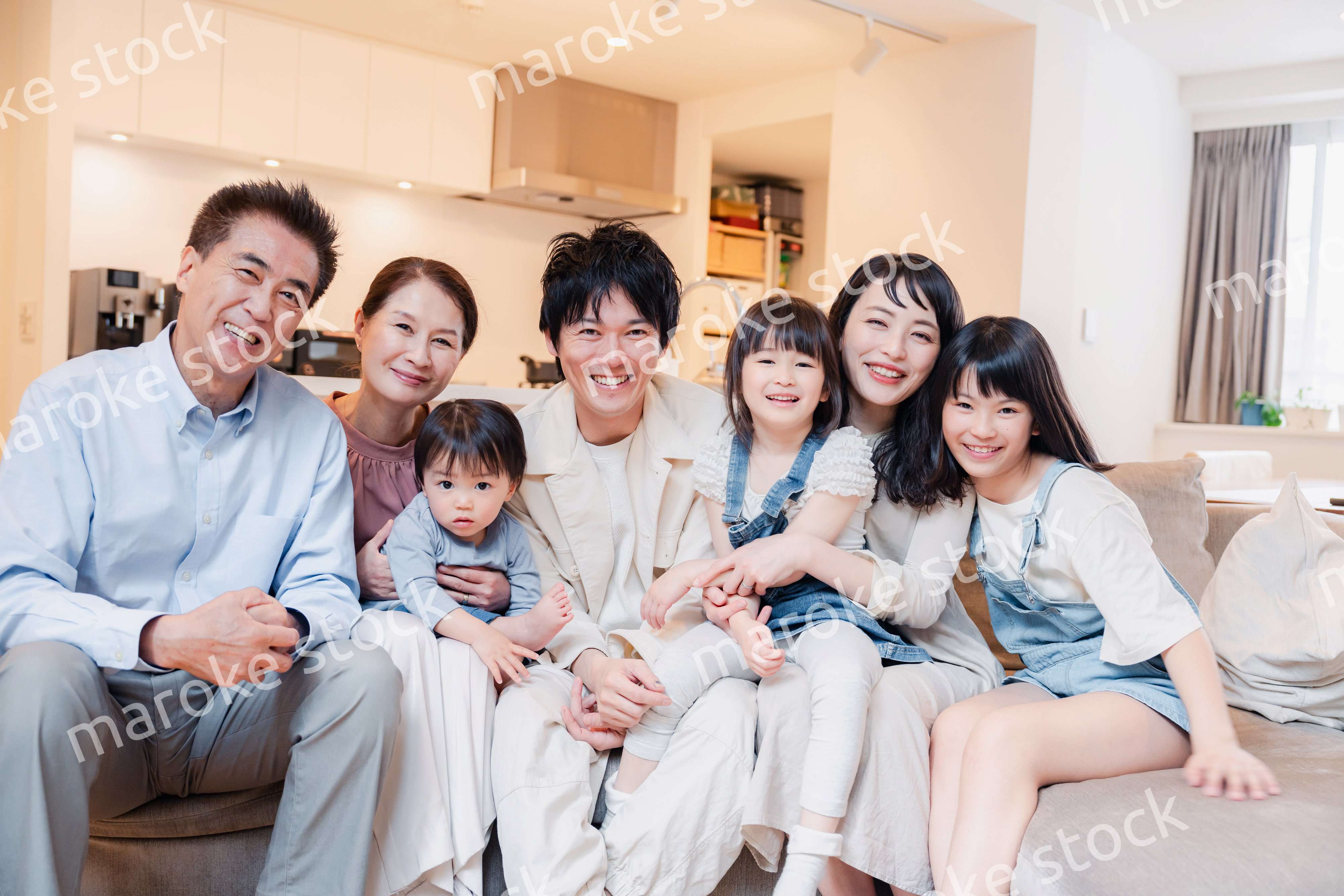 笑顔の3世代家族集合写真