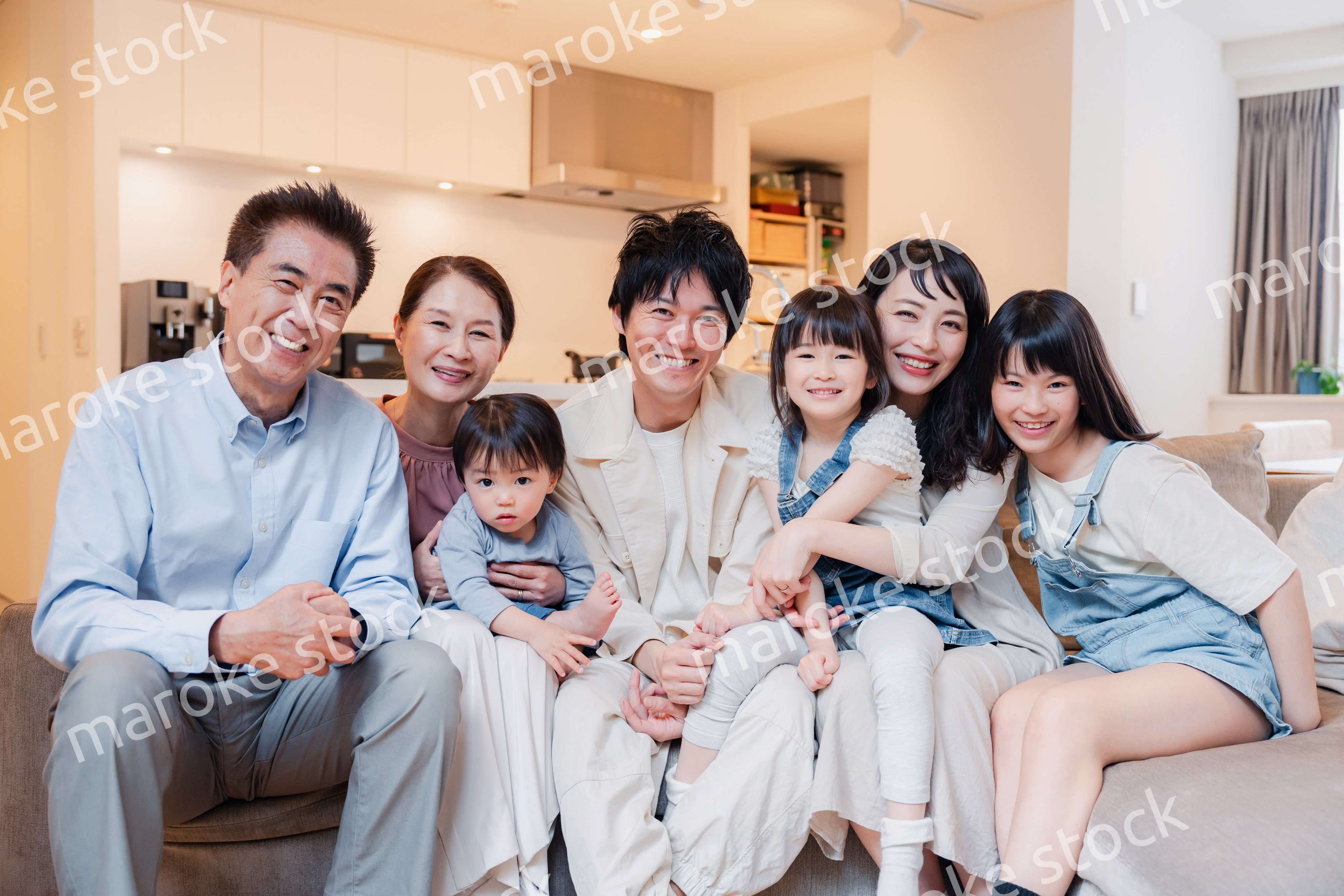 笑顔の3世代家族集合写真