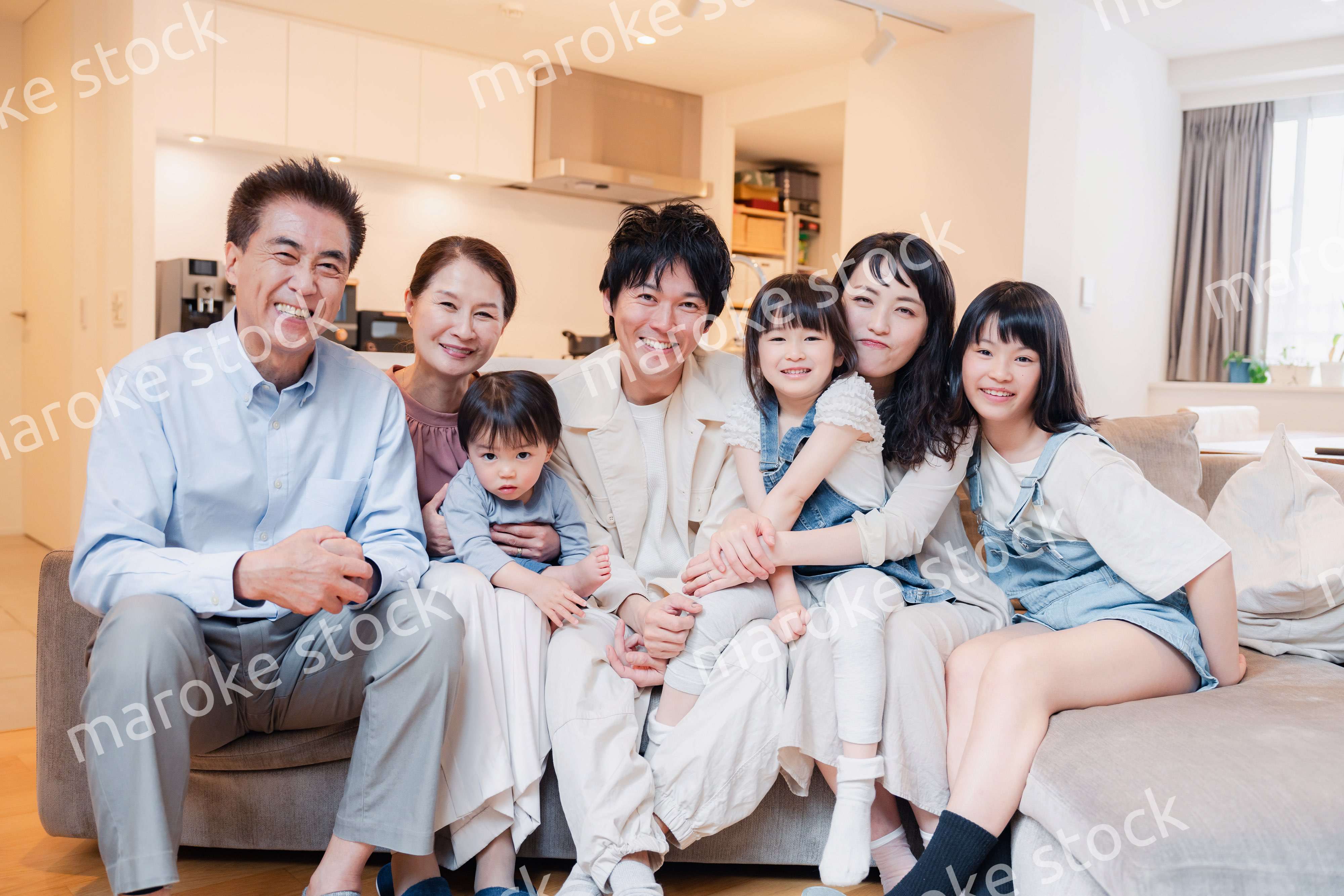 笑顔の3世代家族集合写真