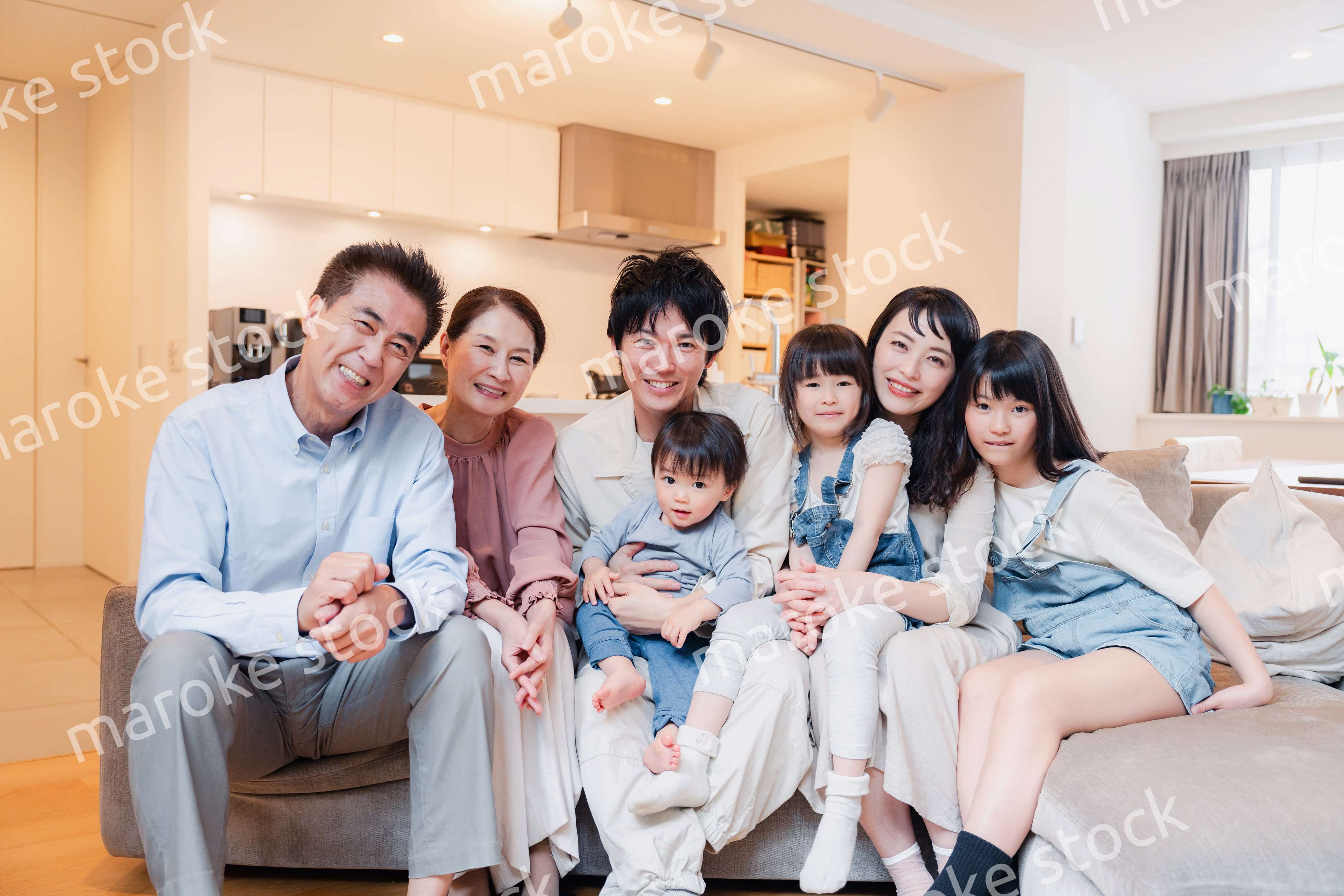 笑顔の3世代家族集合写真