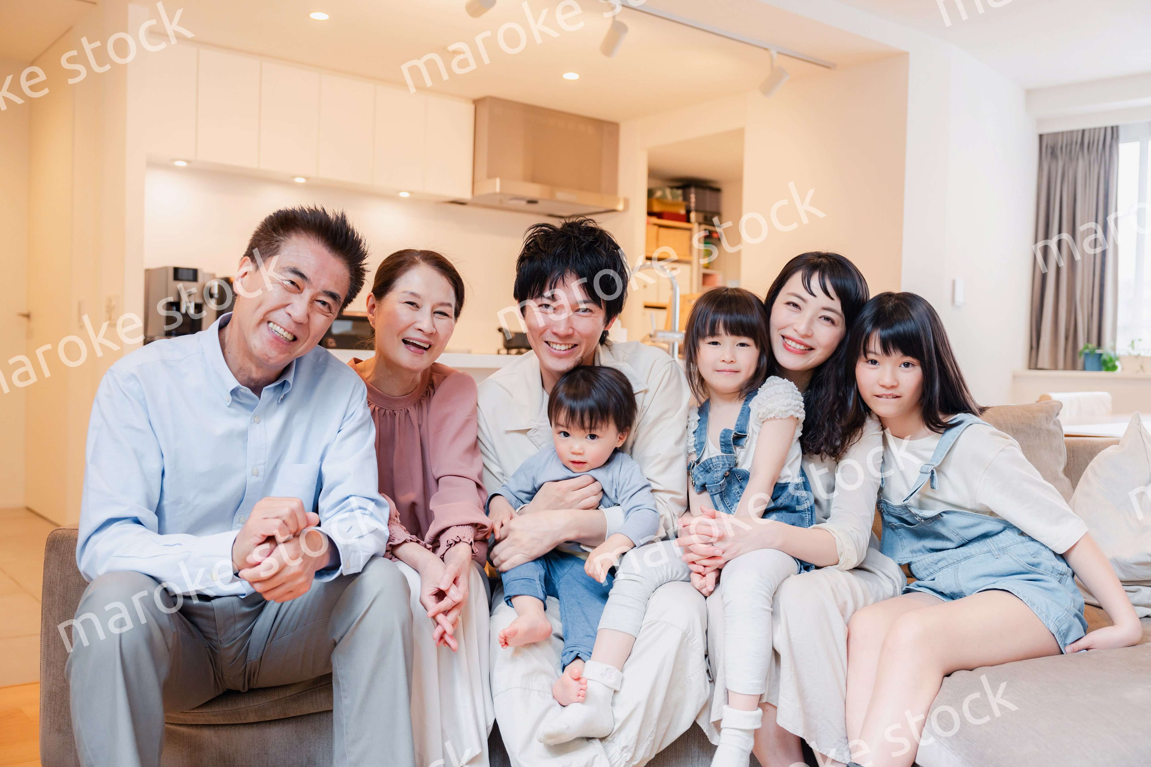 笑顔の3世代家族集合写真