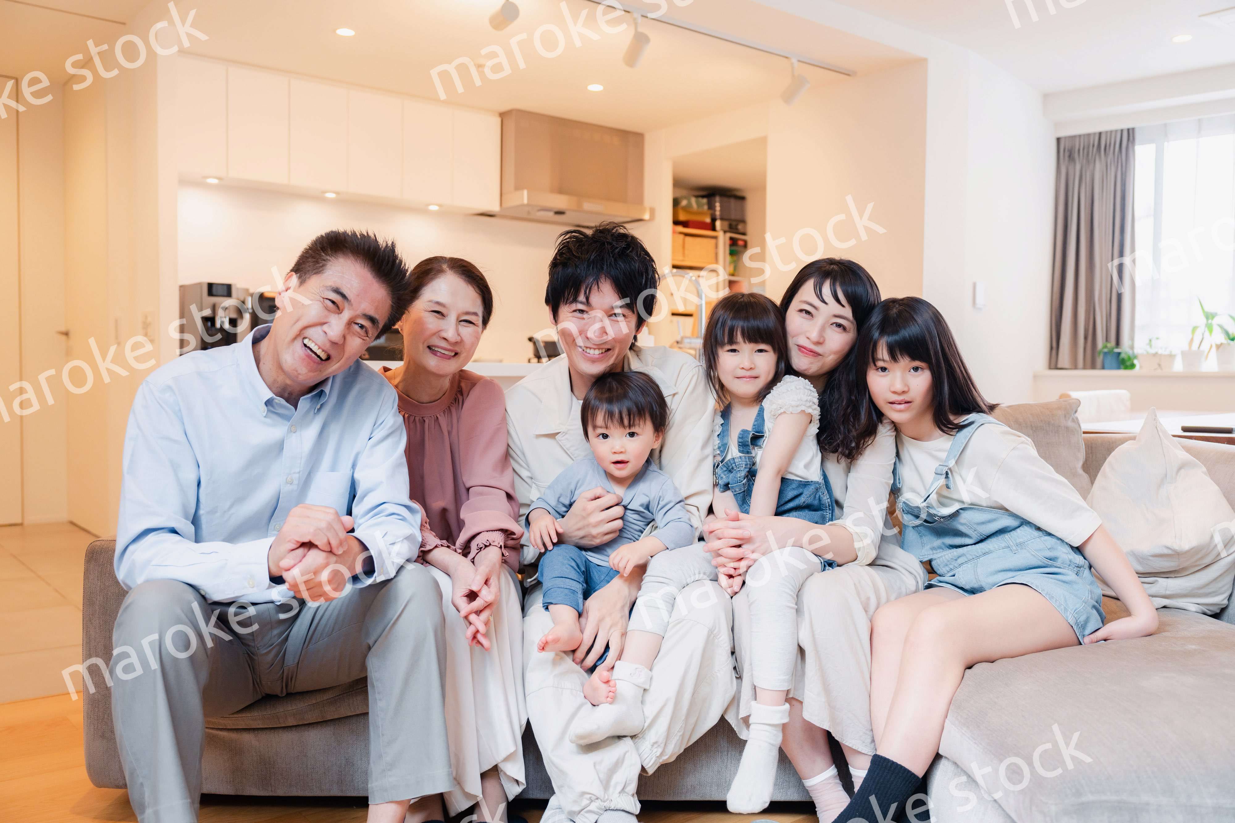 笑顔の3世代家族集合写真