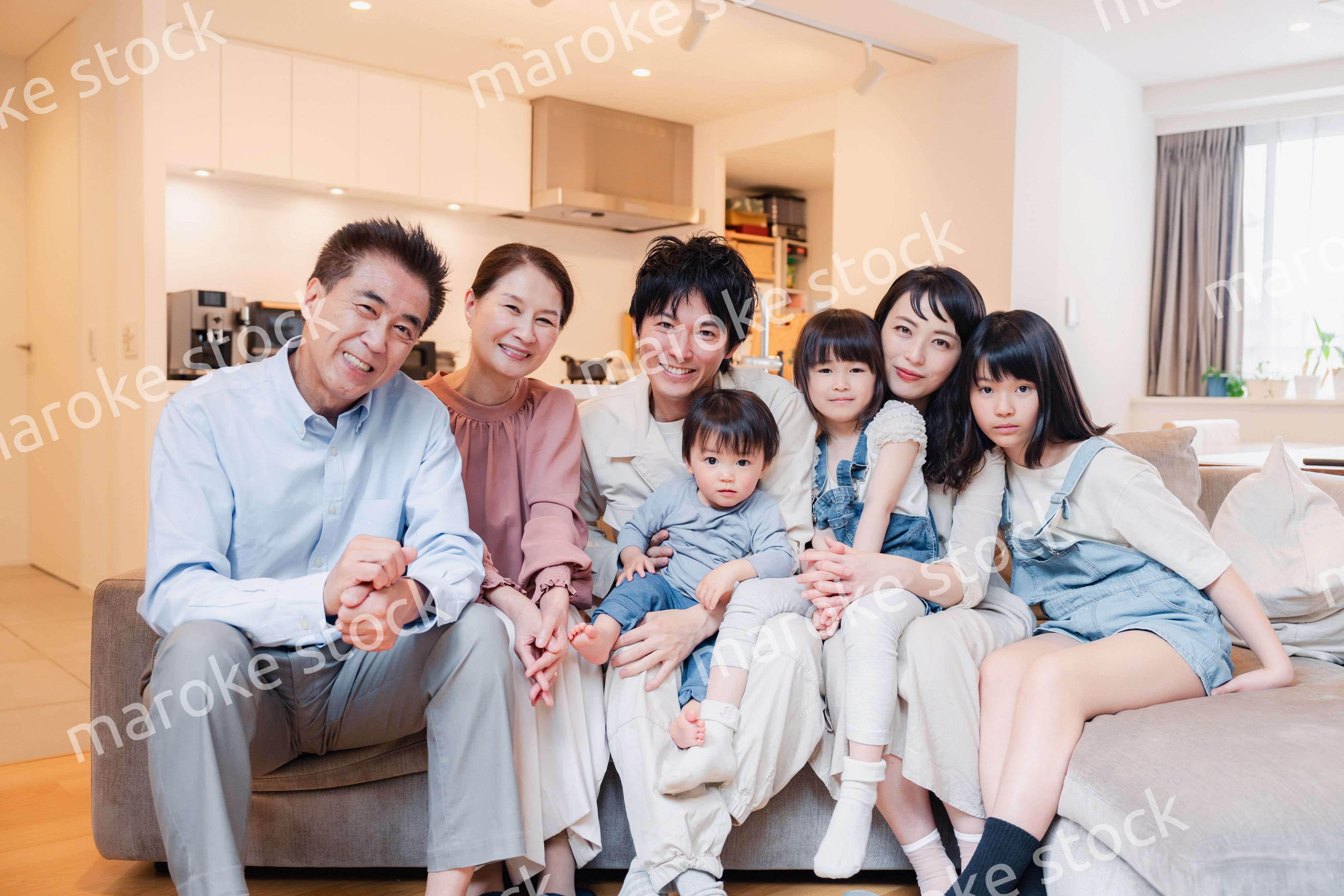 笑顔の3世代家族集合写真