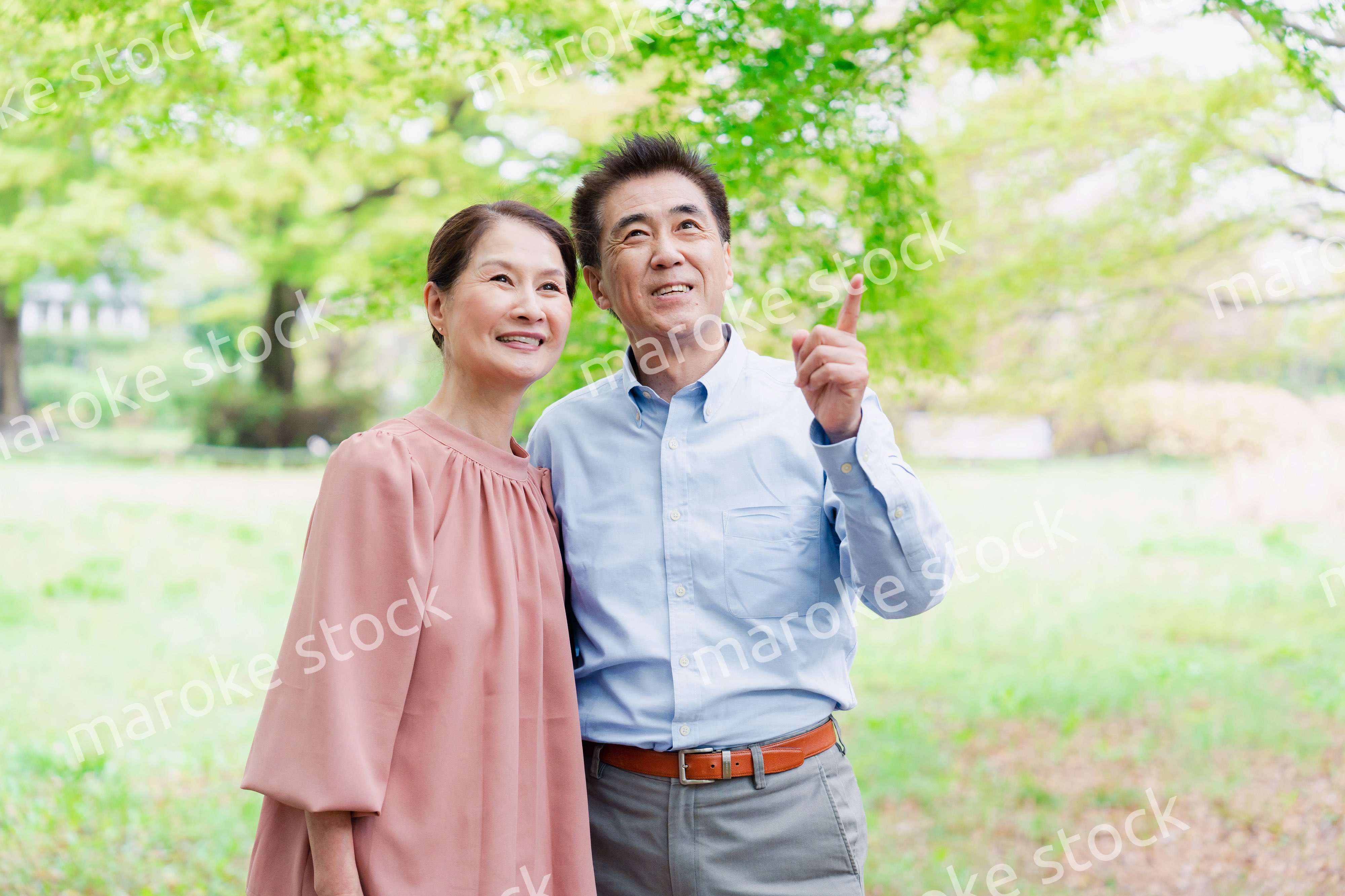 外を散歩するシニアの夫婦