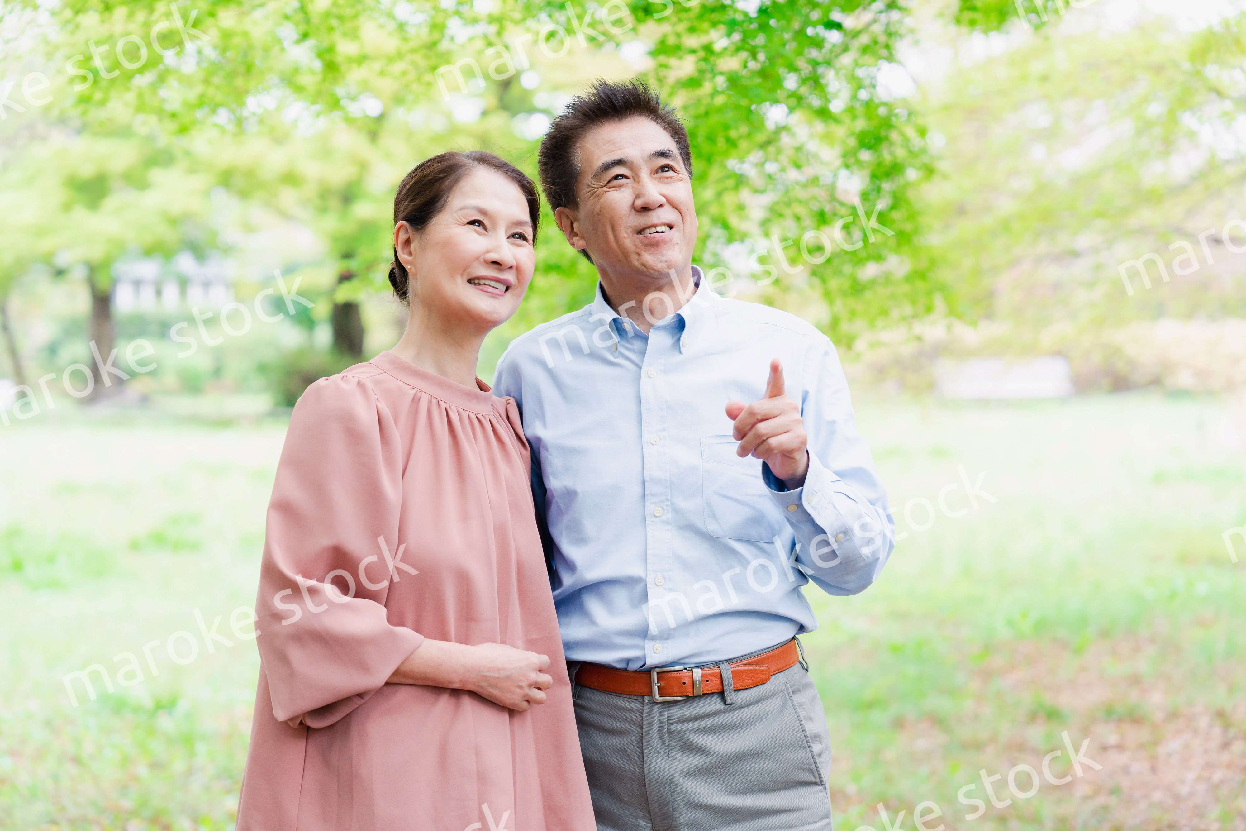 外を散歩するシニアの夫婦