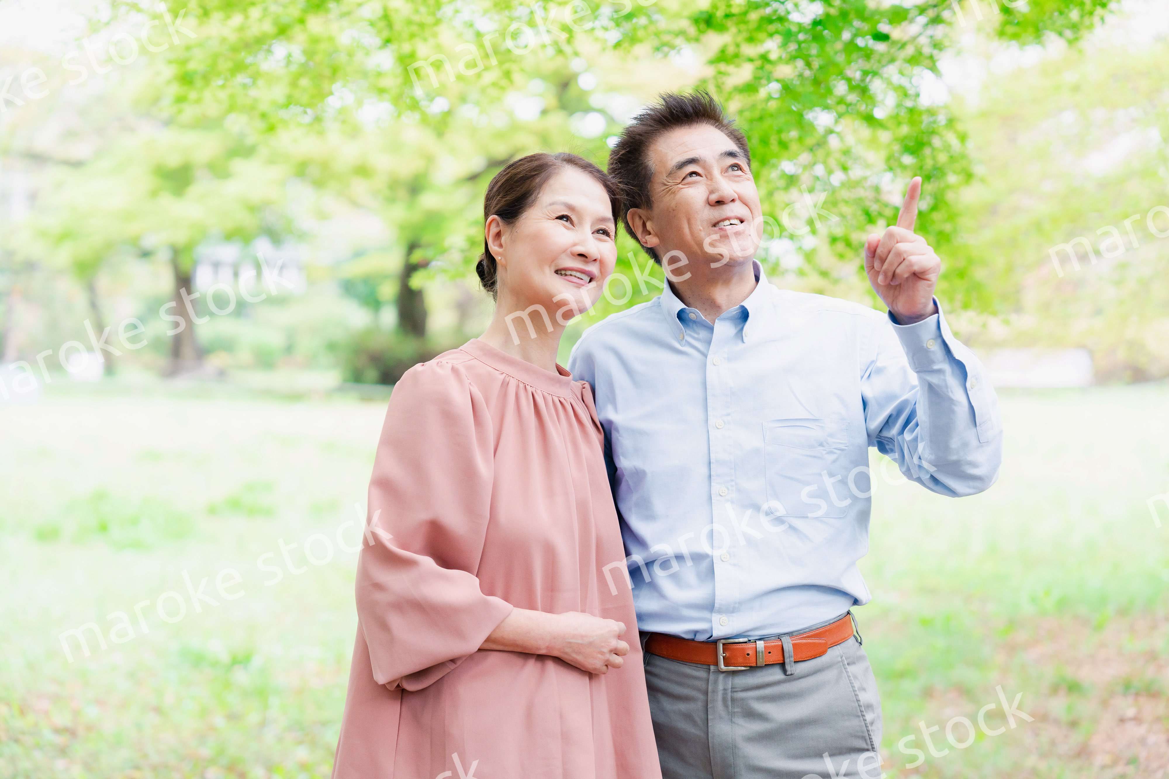 外を散歩するシニアの夫婦