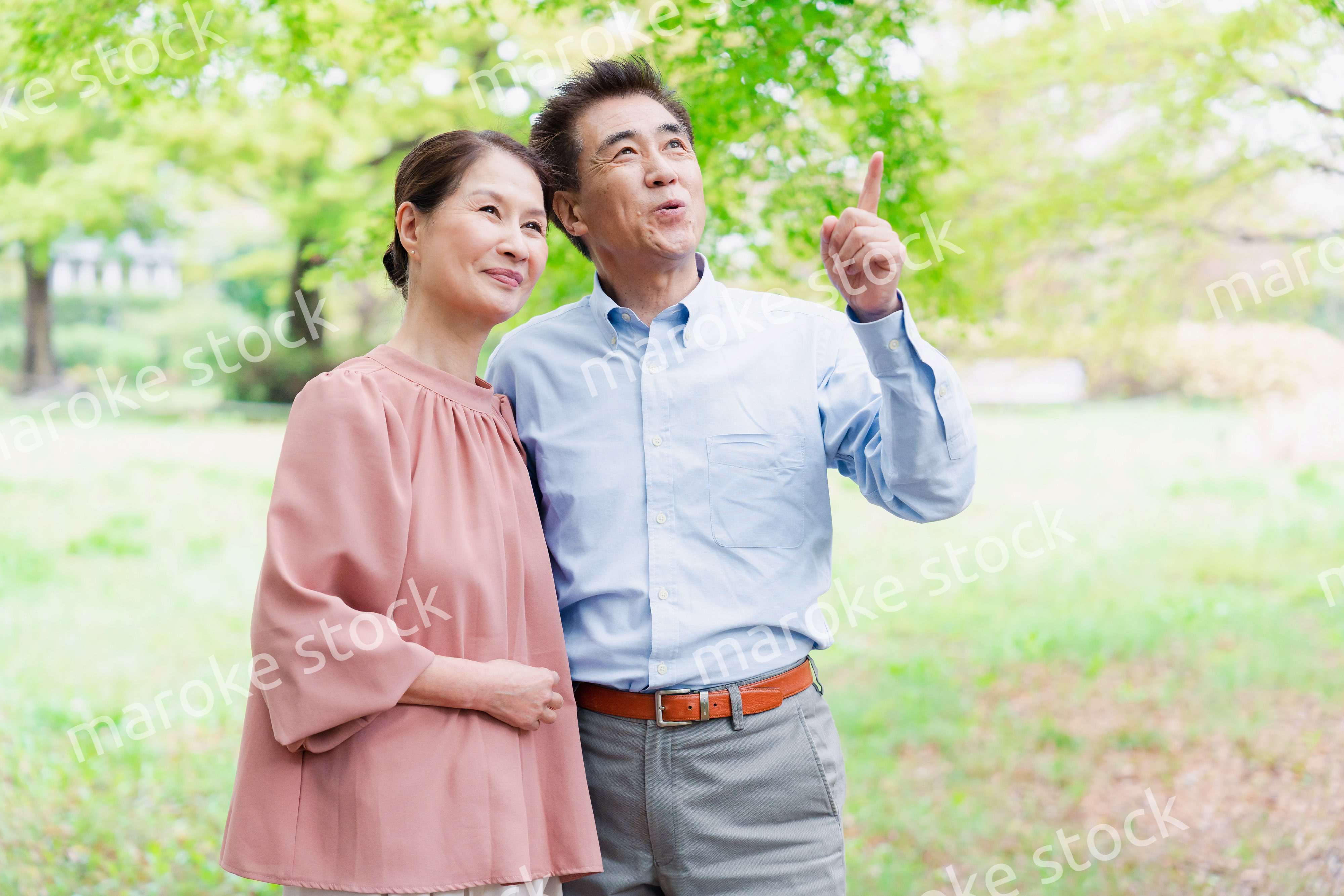 外を散歩するシニアの夫婦