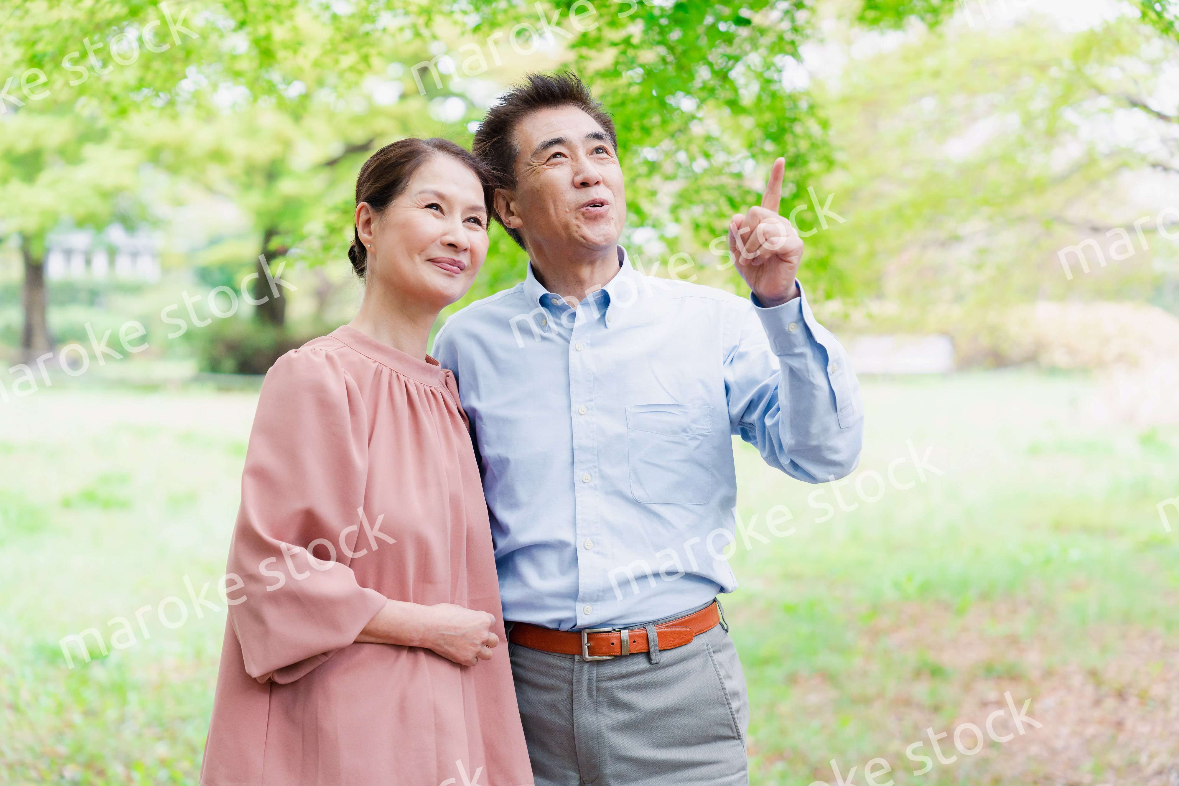 外を散歩するシニアの夫婦