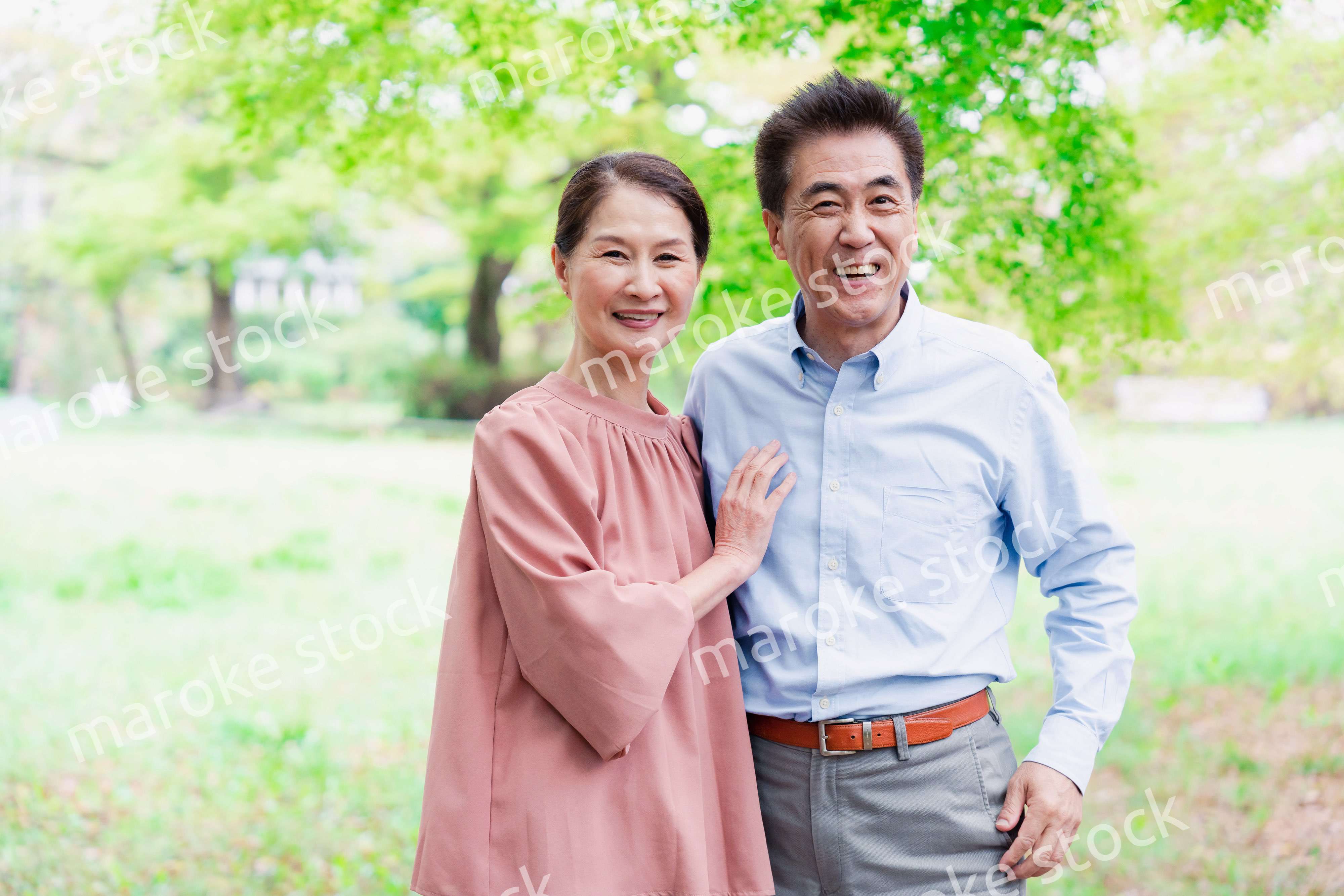 笑顔のシニア夫婦