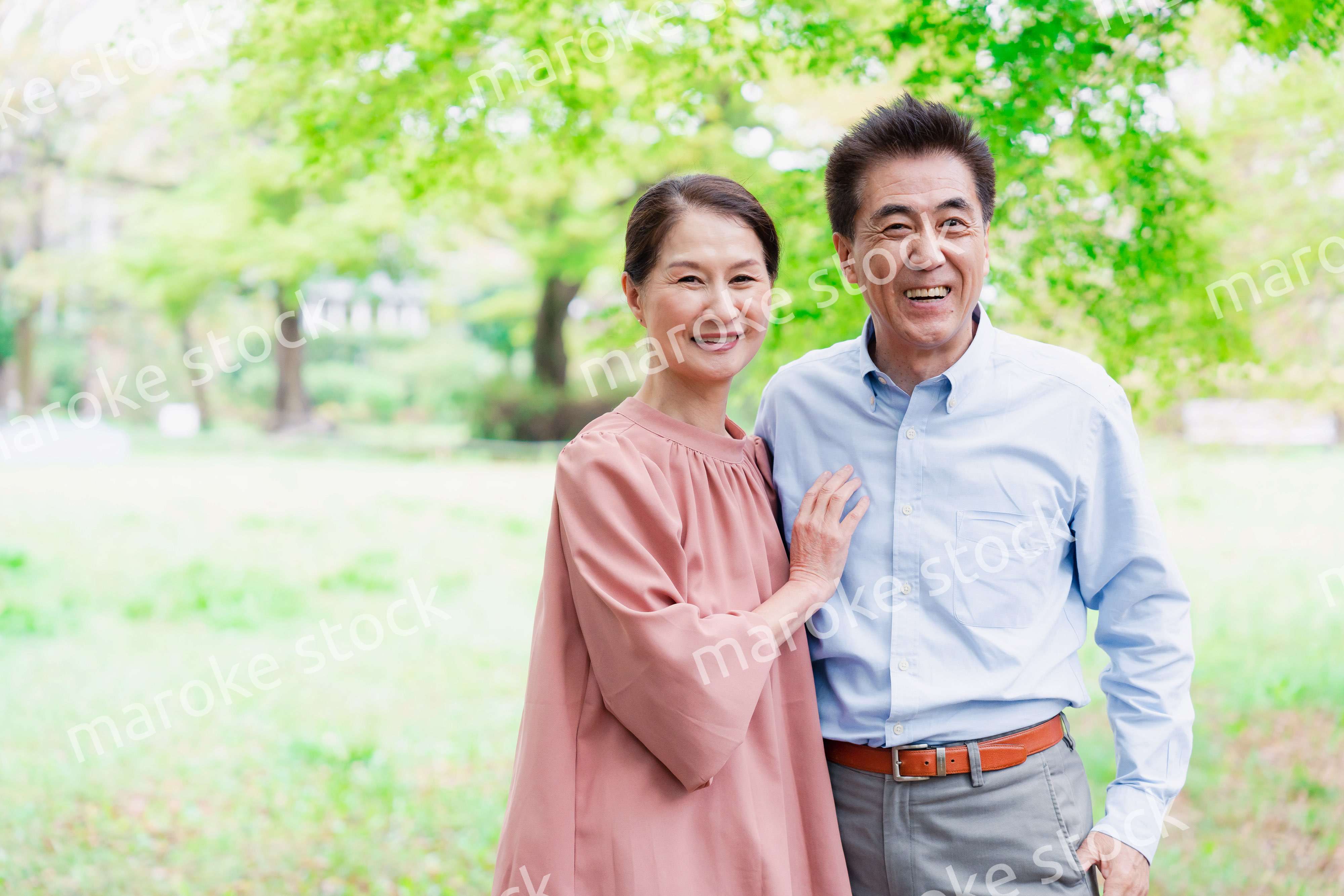 笑顔のシニア夫婦