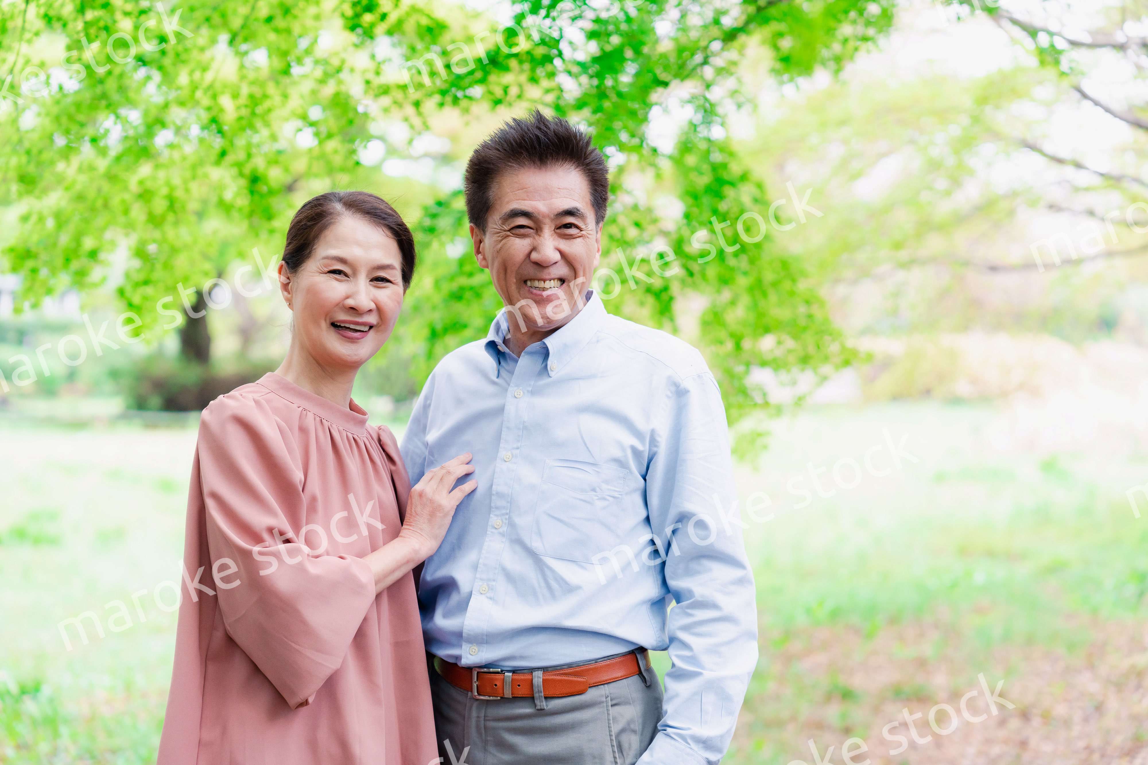 笑顔のシニア夫婦