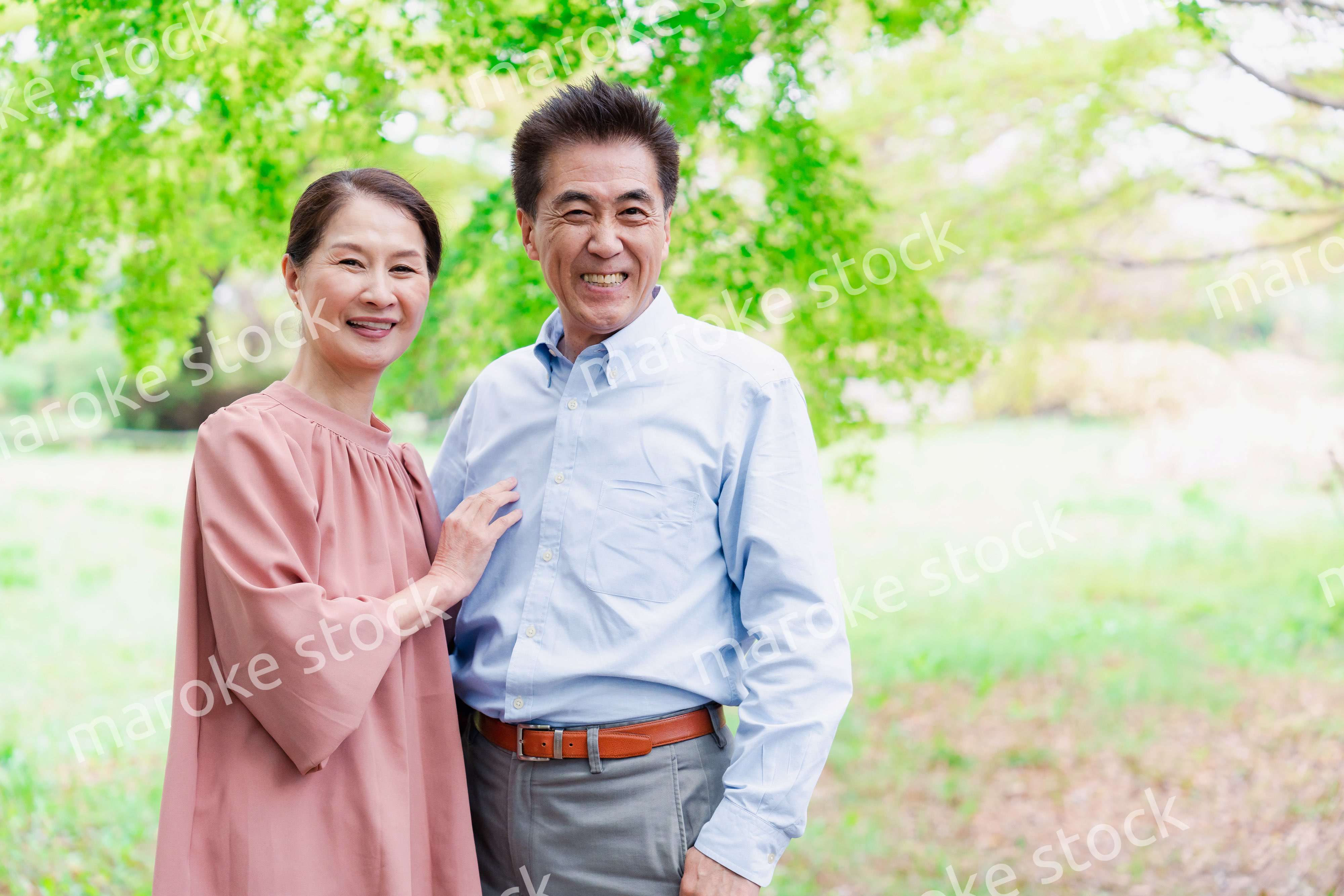 笑顔のシニア夫婦