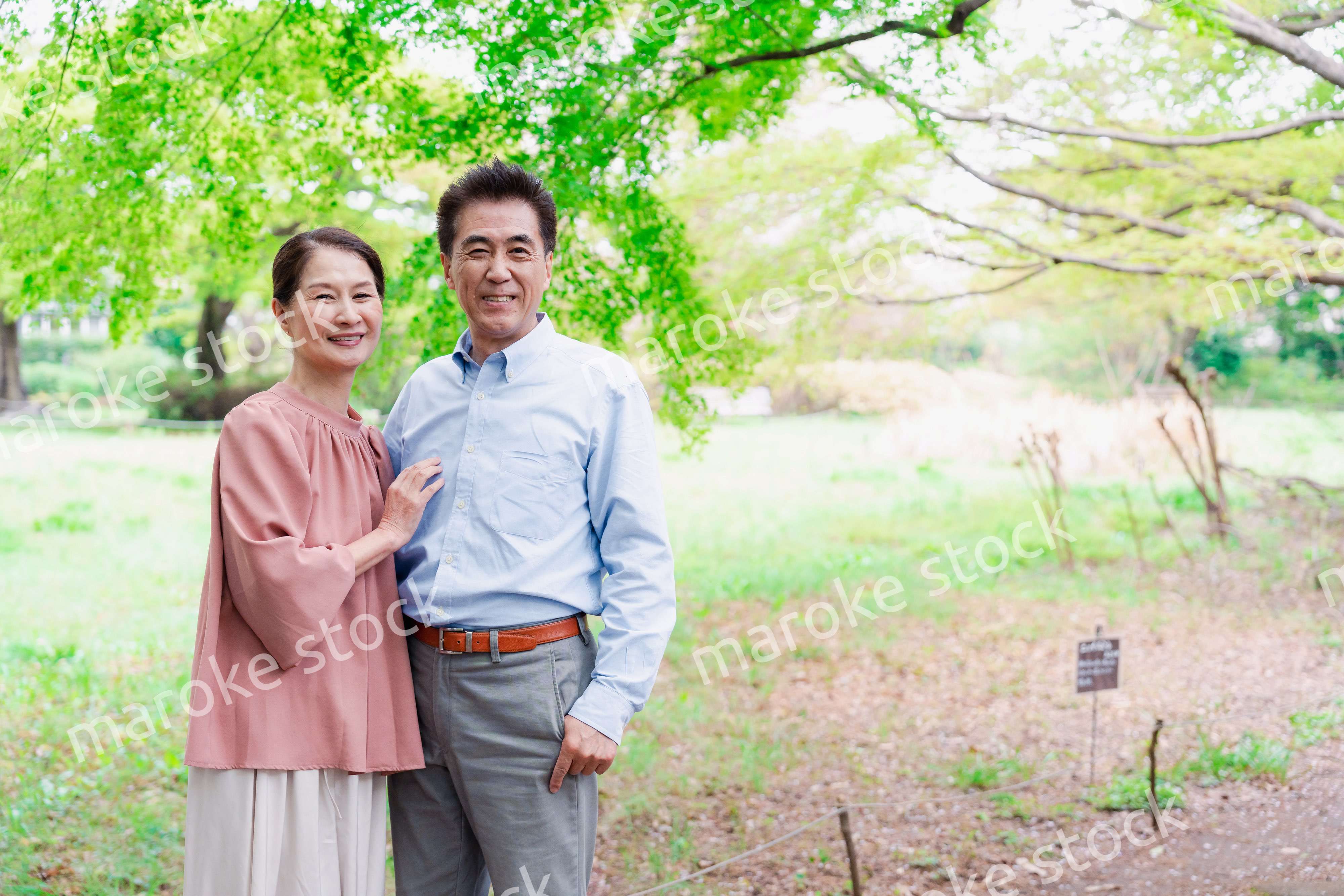 笑顔のシニア夫婦