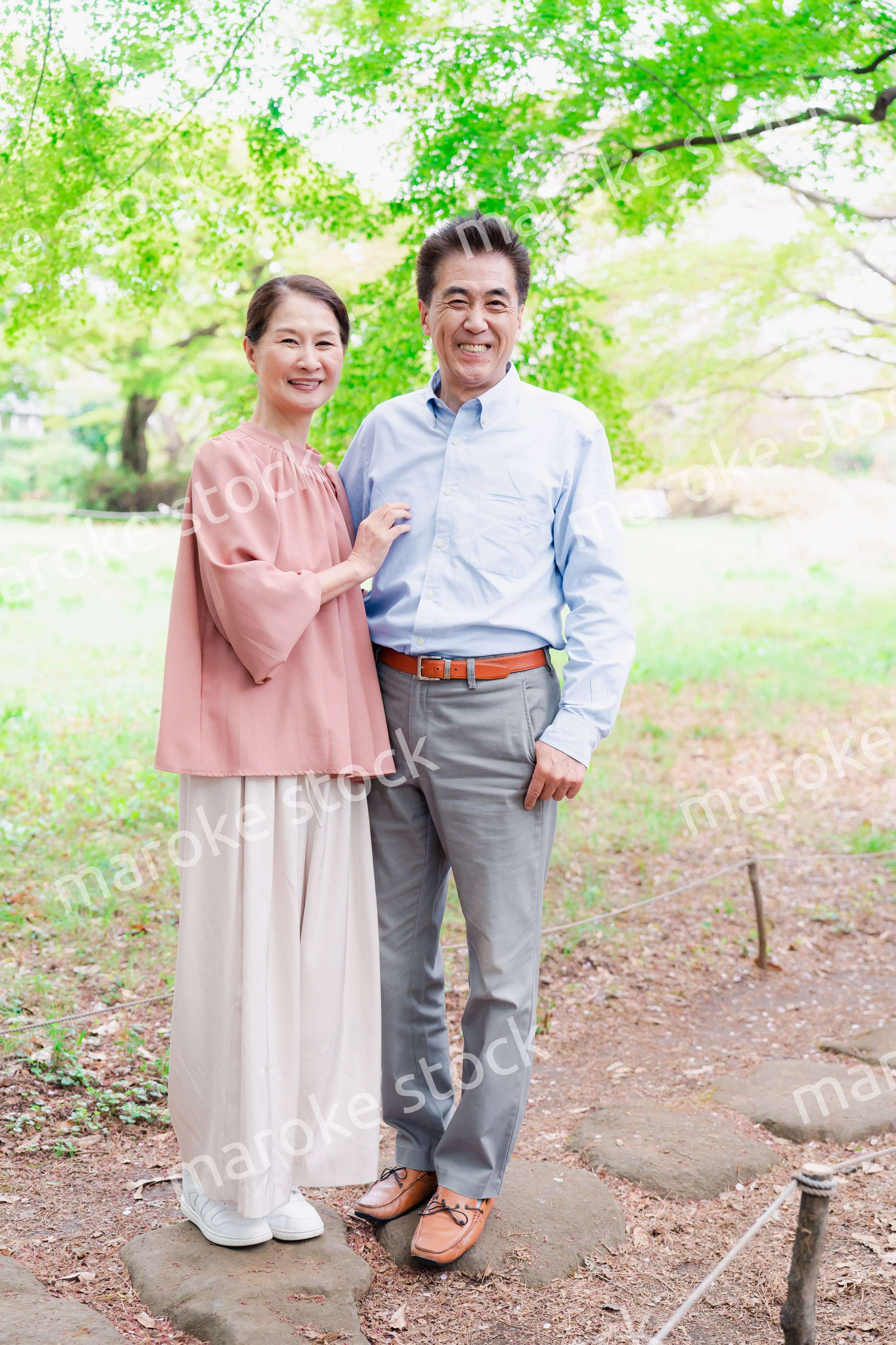 笑顔のシニア夫婦