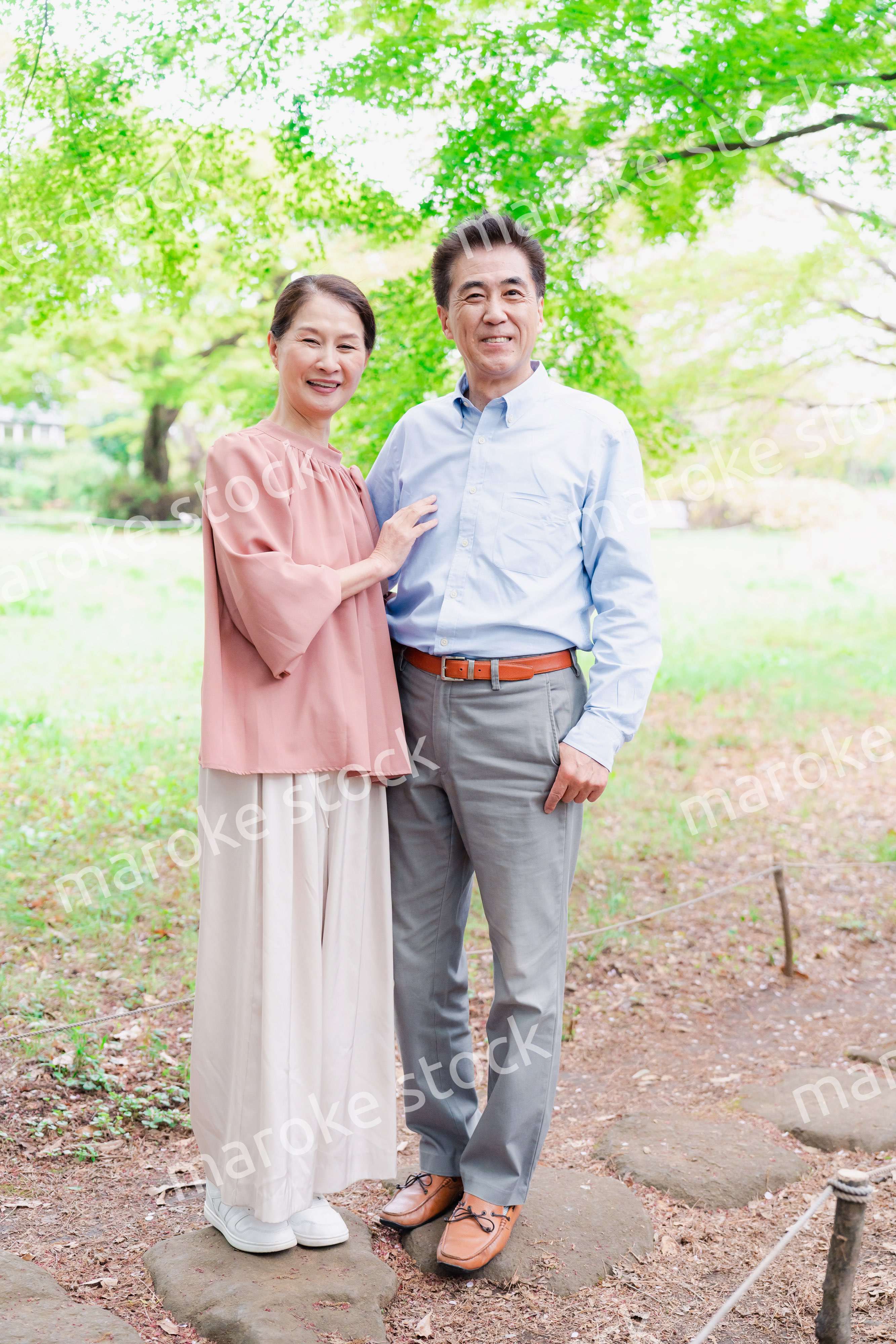 笑顔のシニア夫婦