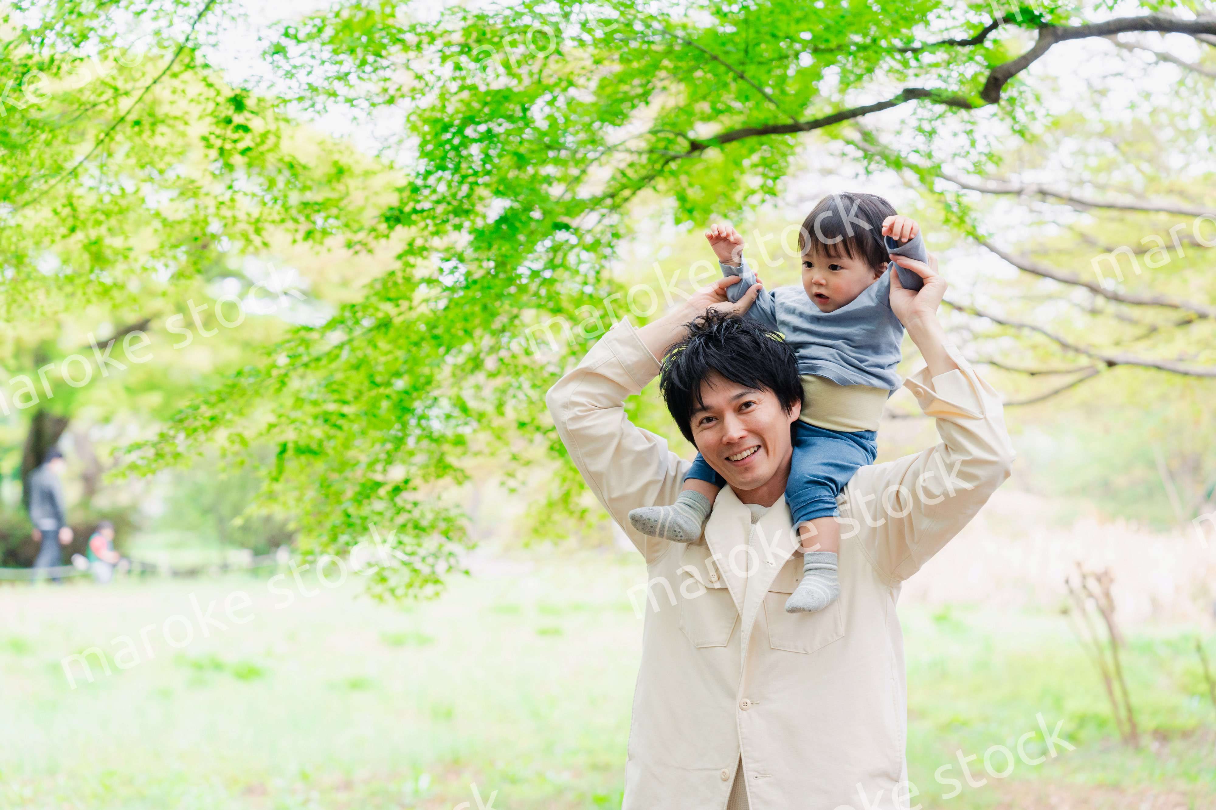 男の子を肩車するお父さん