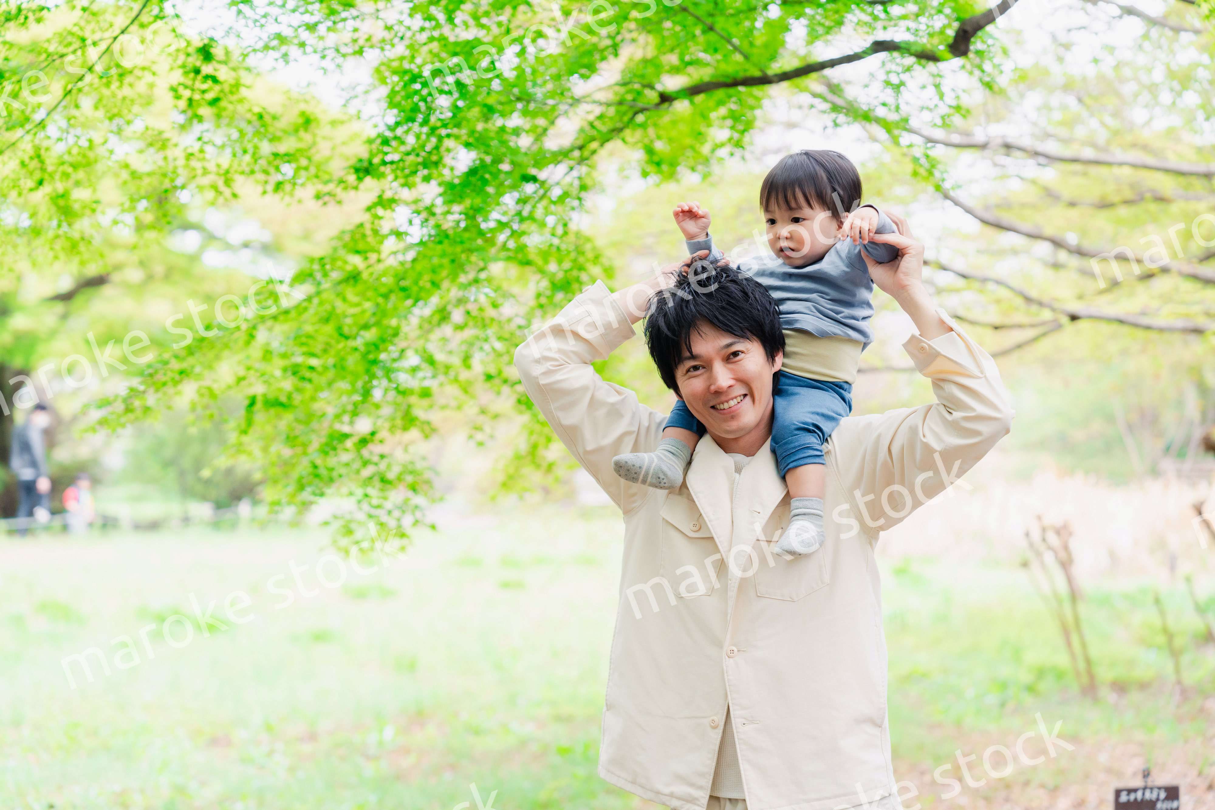 男の子を肩車するお父さん