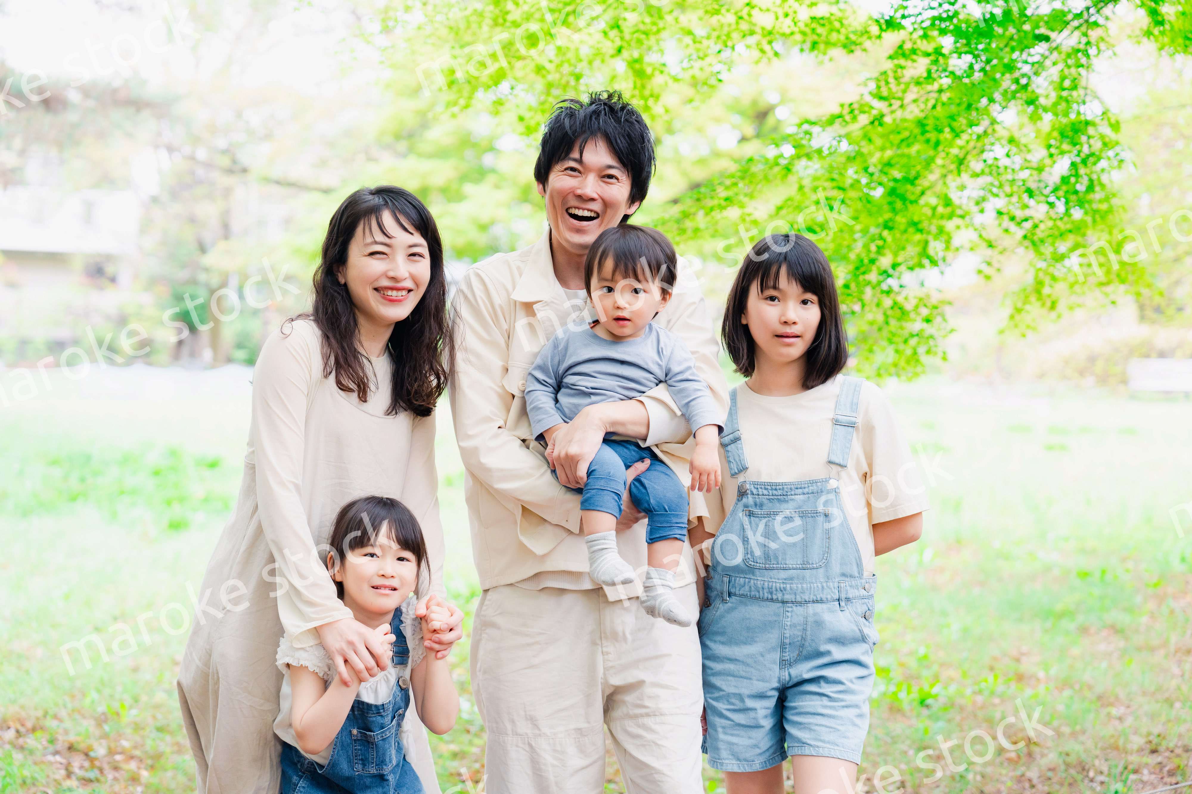 子どもが3人いる家族の集合写真