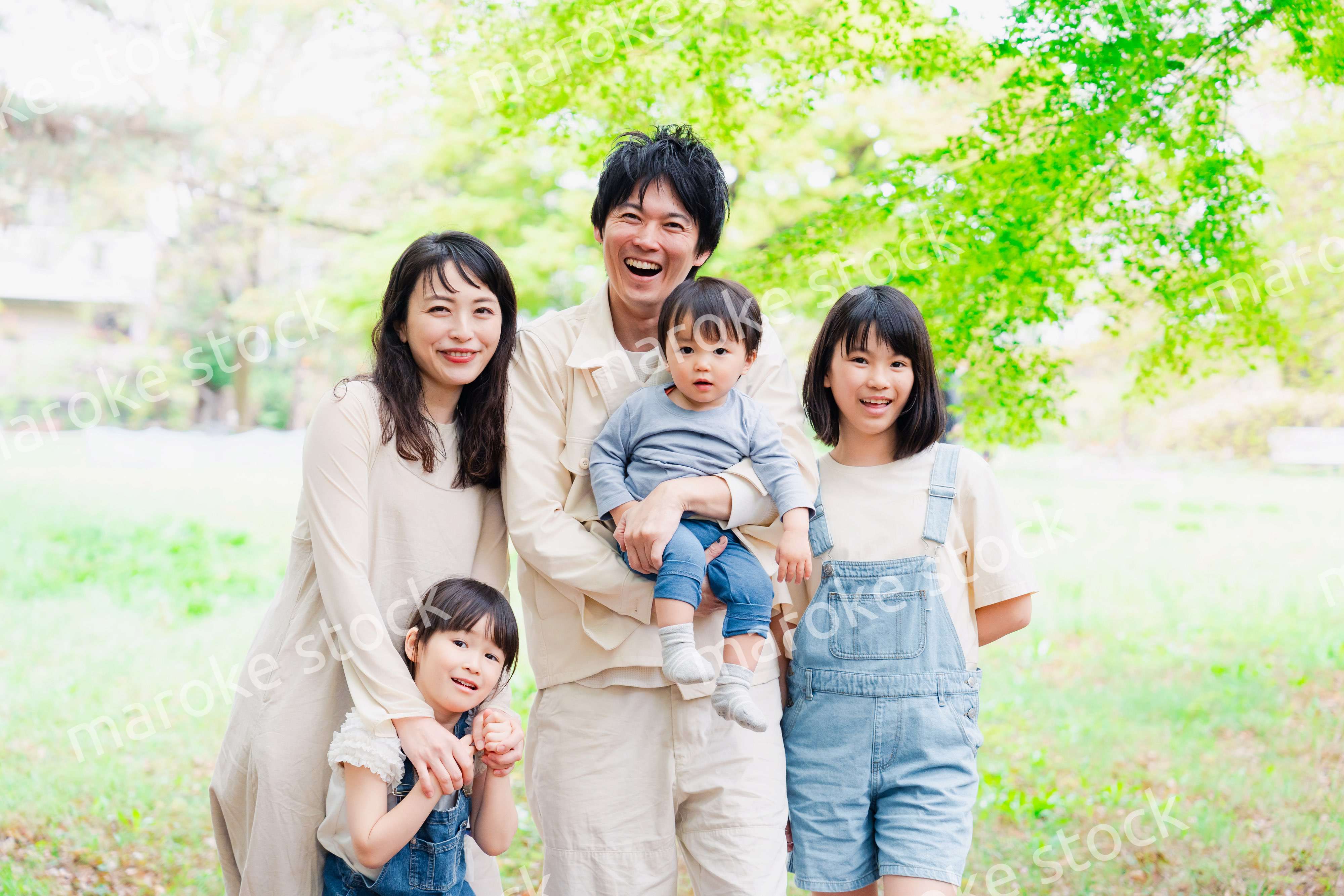 子どもが3人いる家族の集合写真