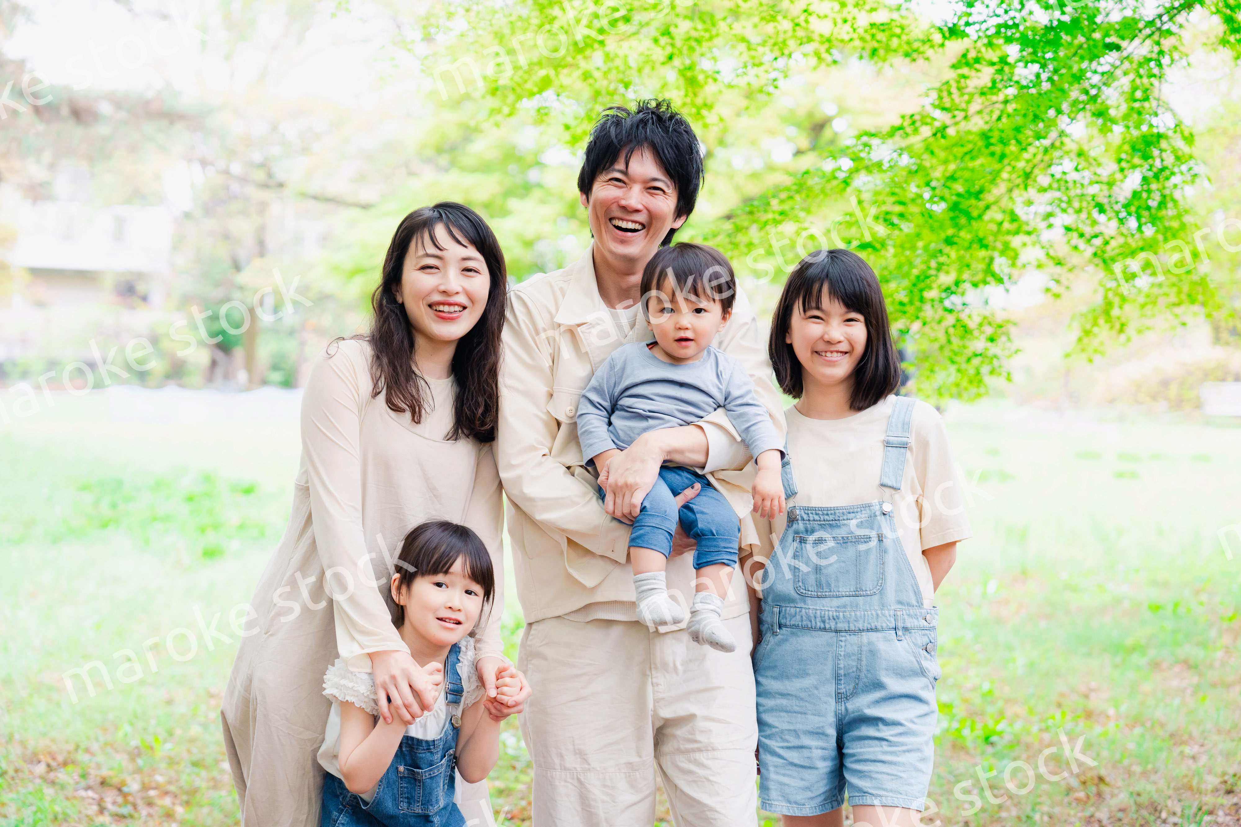 子どもが3人いる家族の集合写真