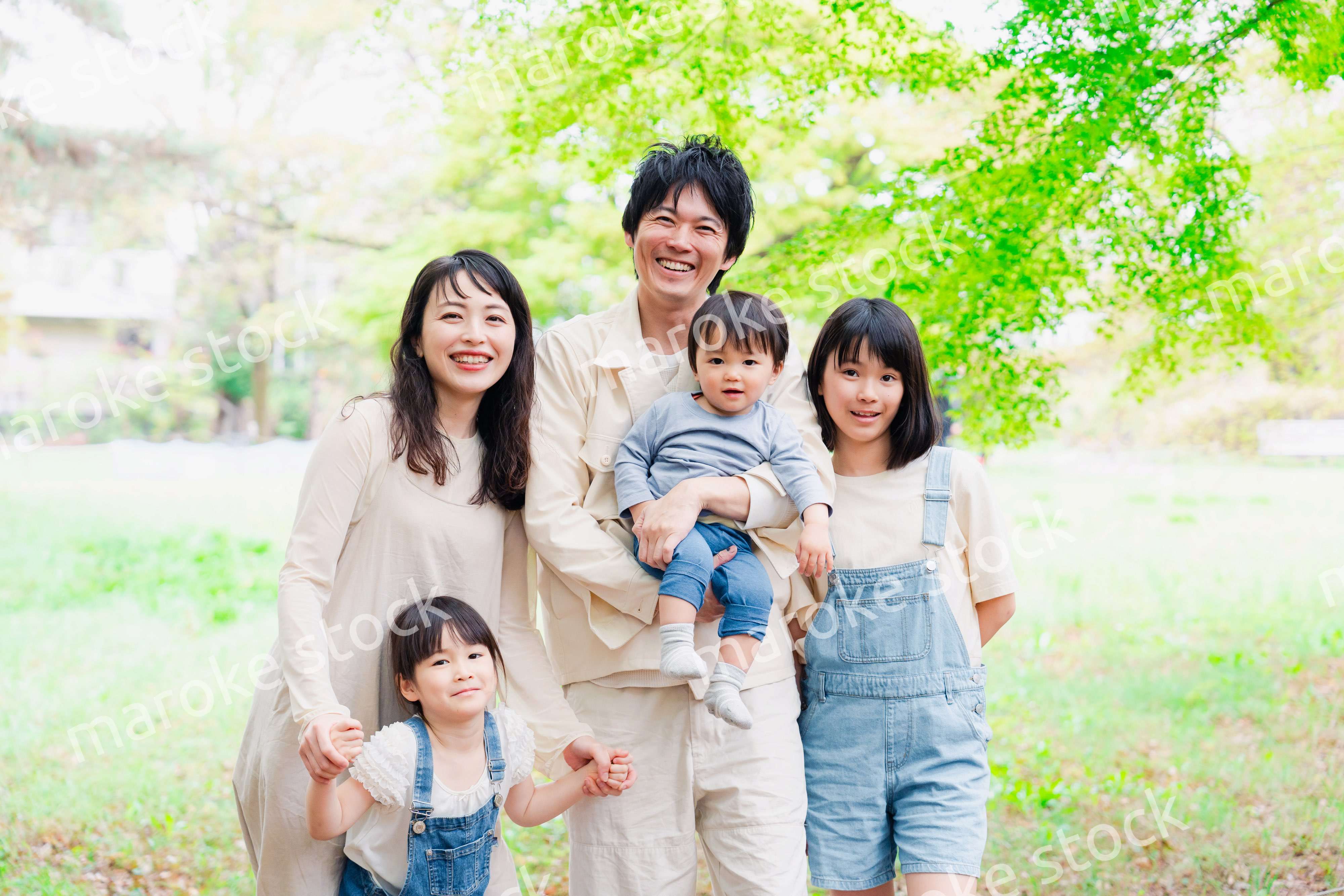 子どもが3人いる家族の集合写真