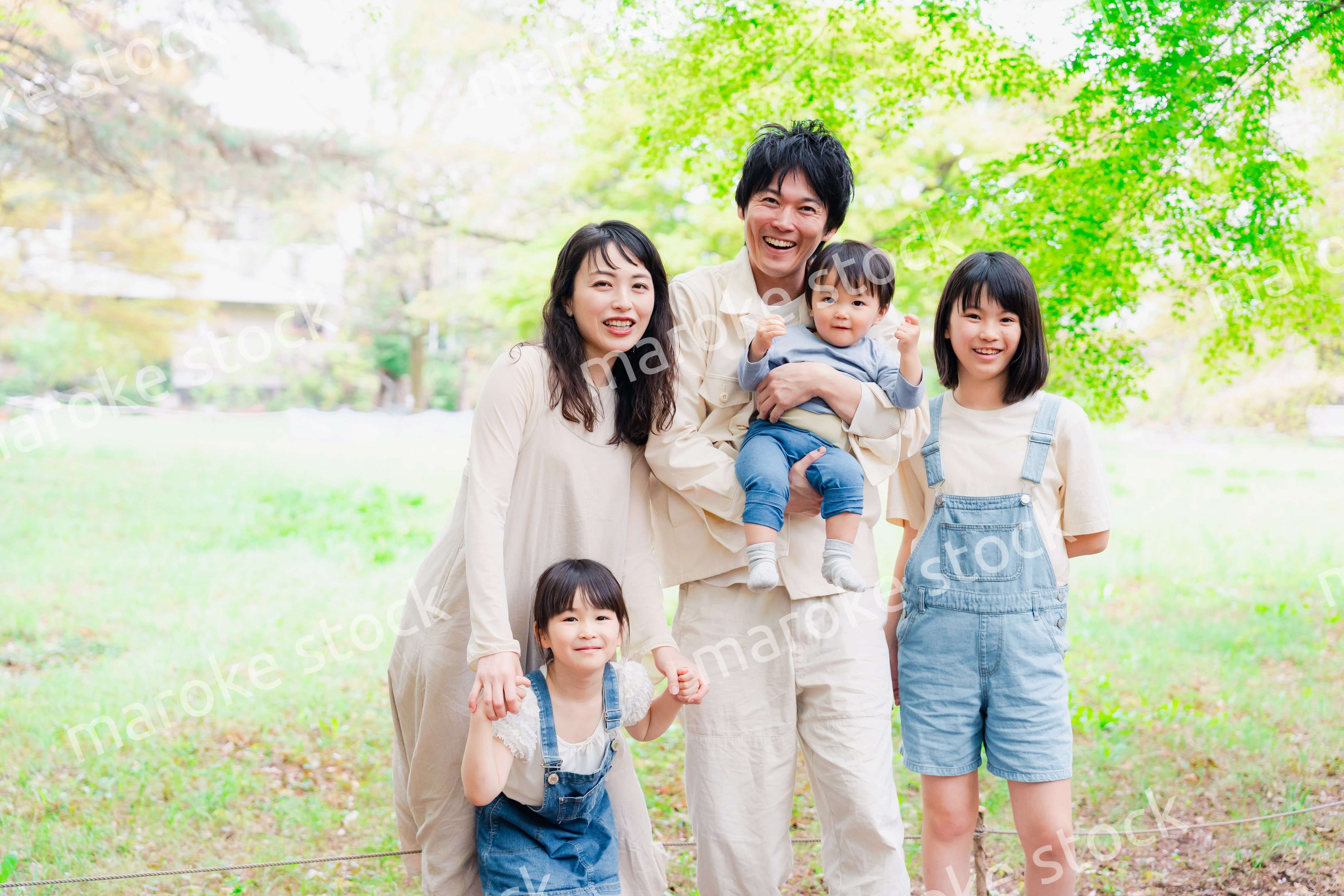 子どもが3人いる家族の集合写真
