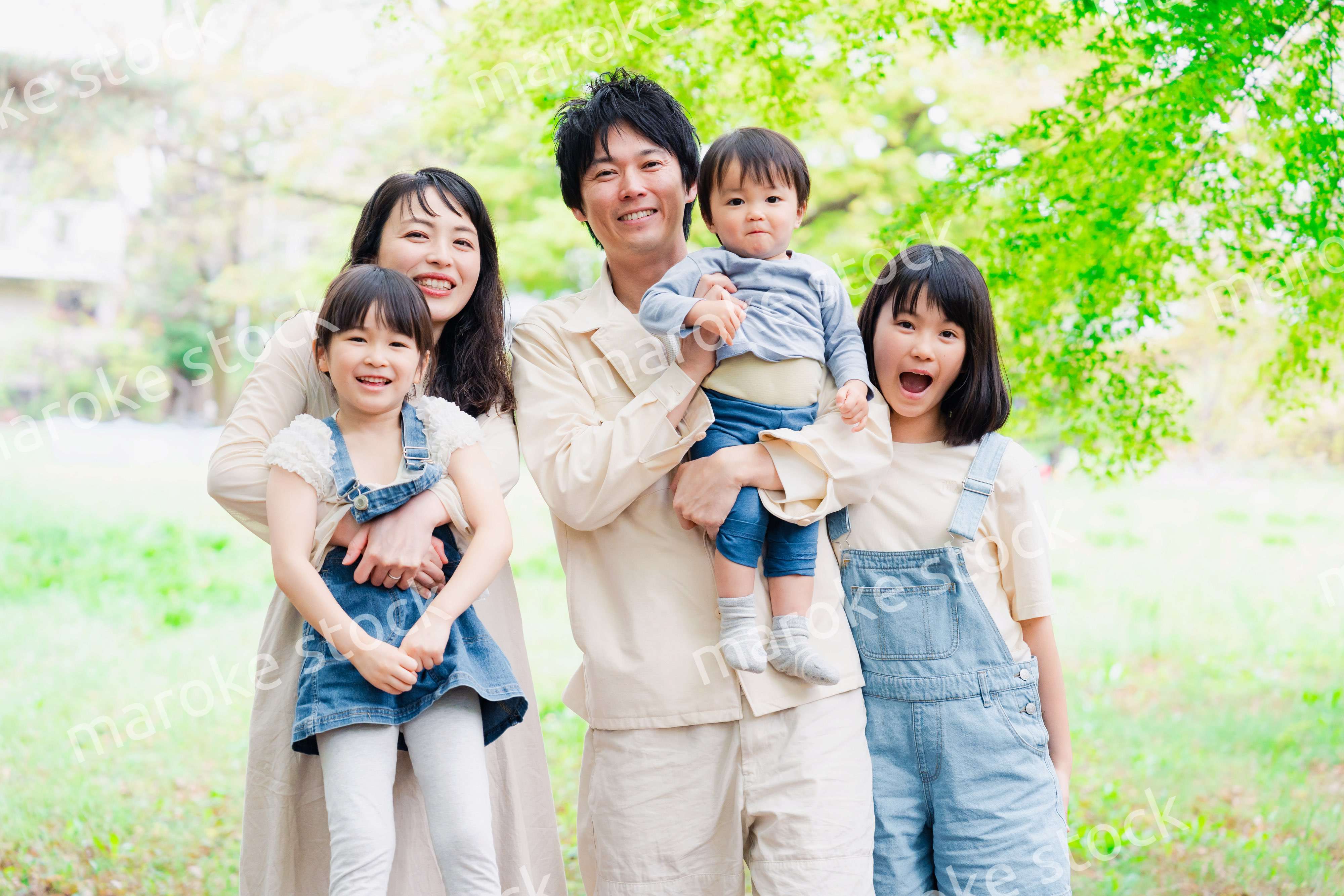 子どもが3人いる家族の集合写真