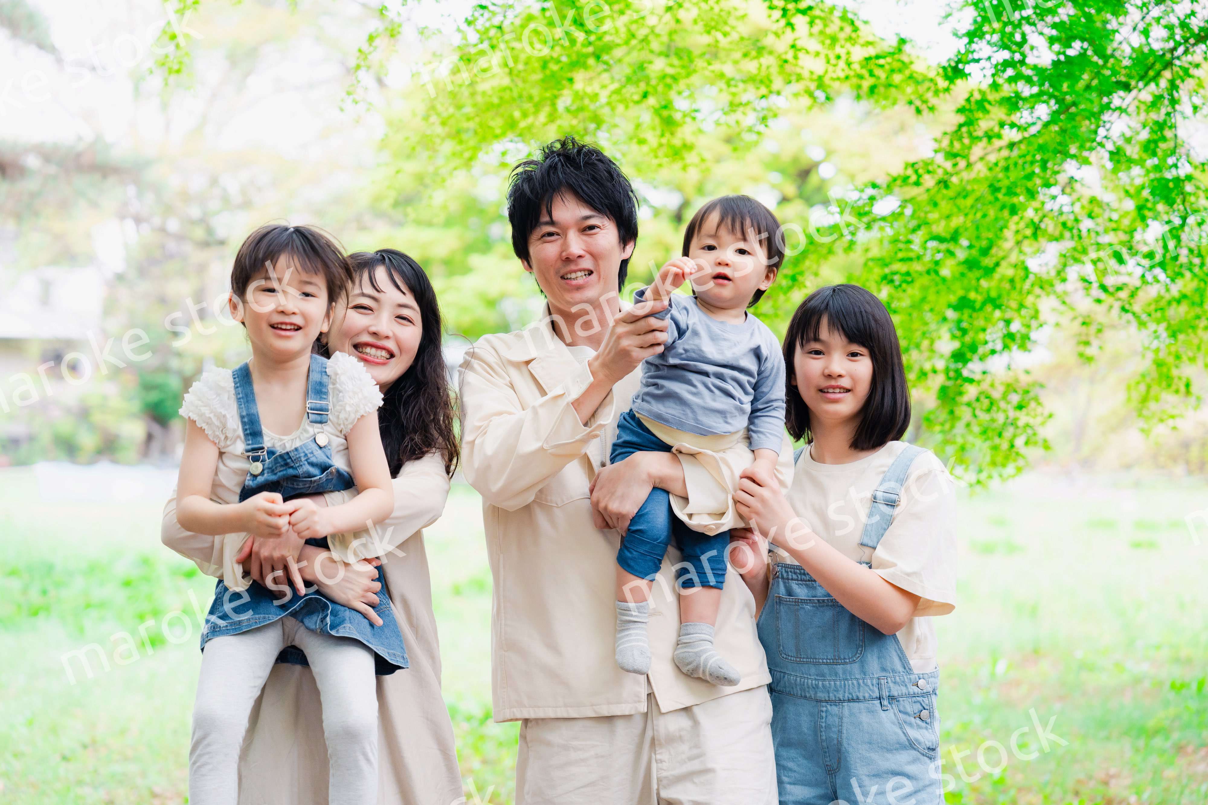 子どもが3人いる家族の集合写真