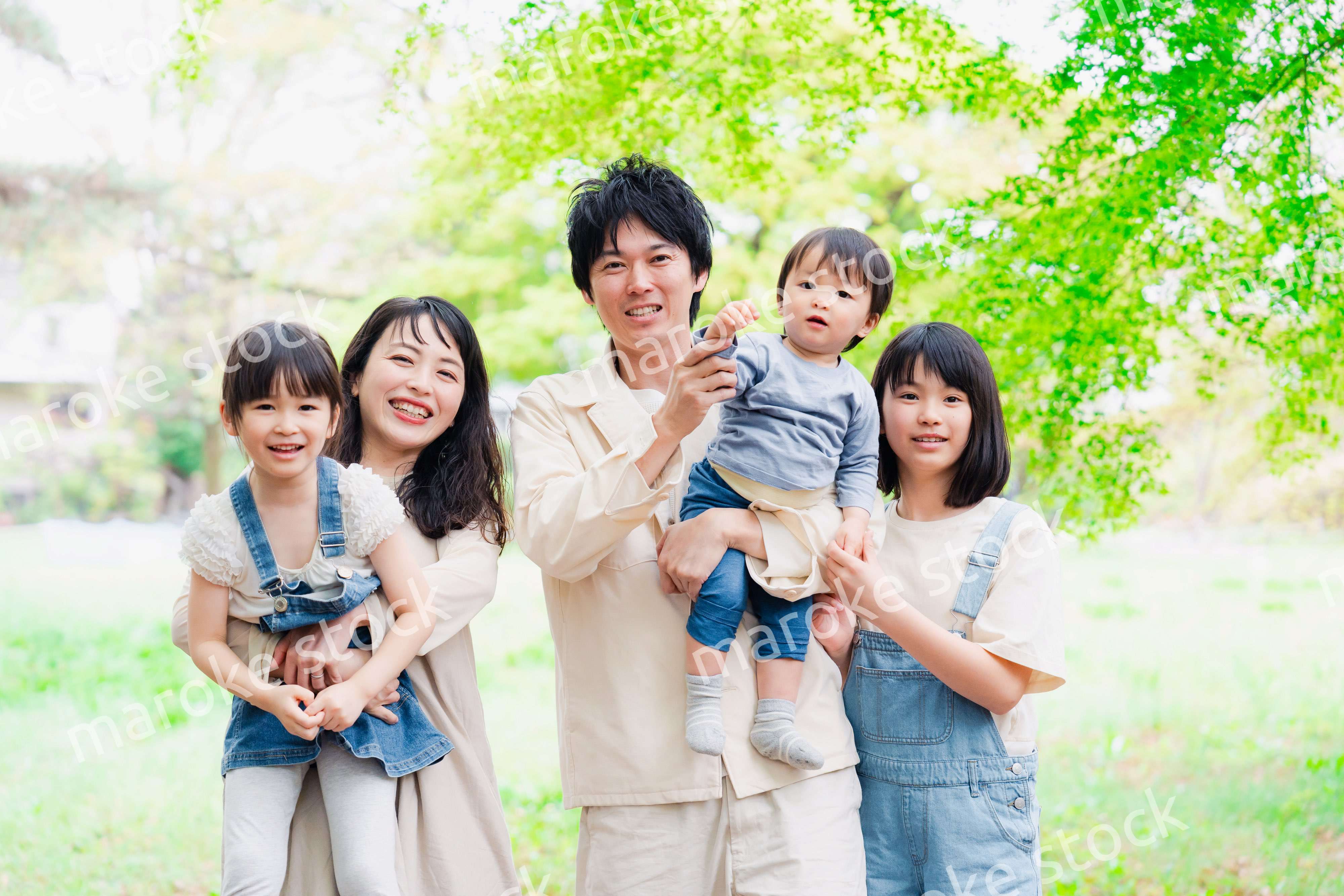 子どもが3人いる家族の集合写真