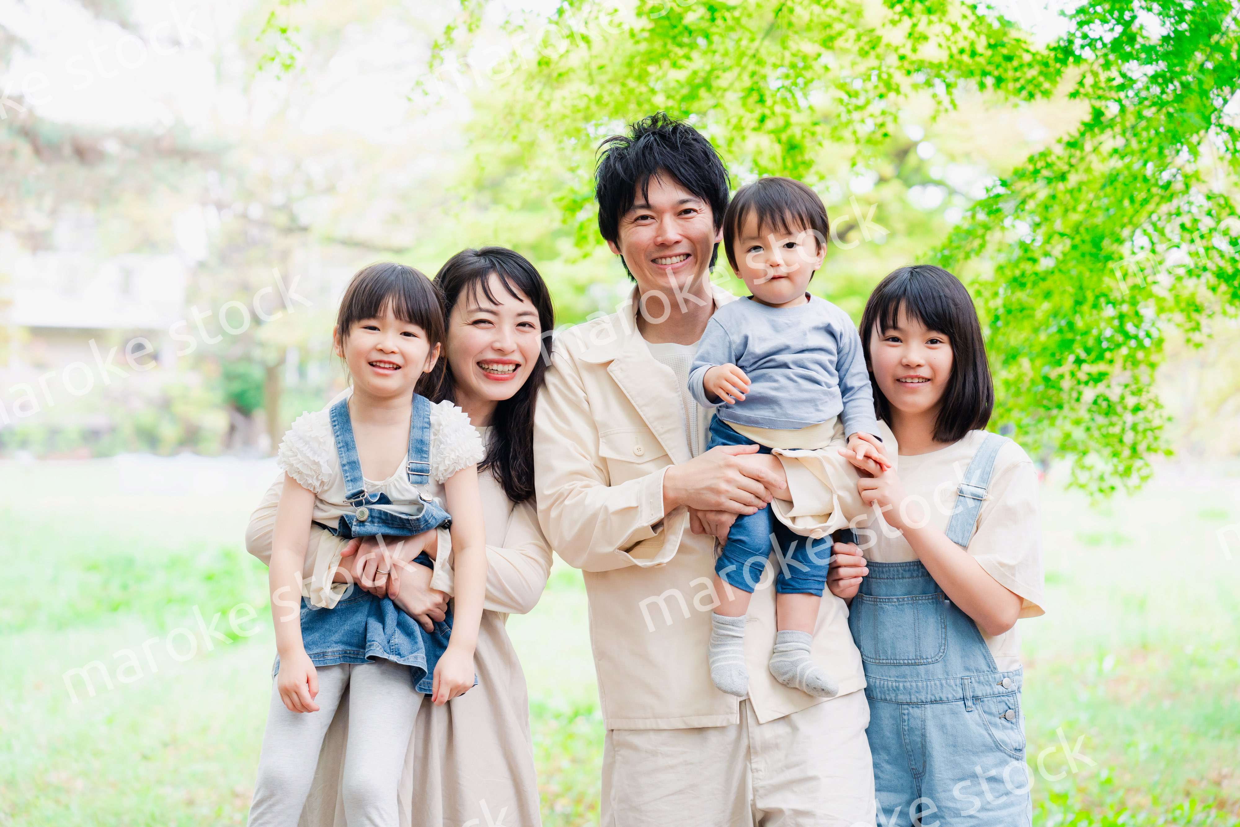 子どもが3人いる家族の集合写真