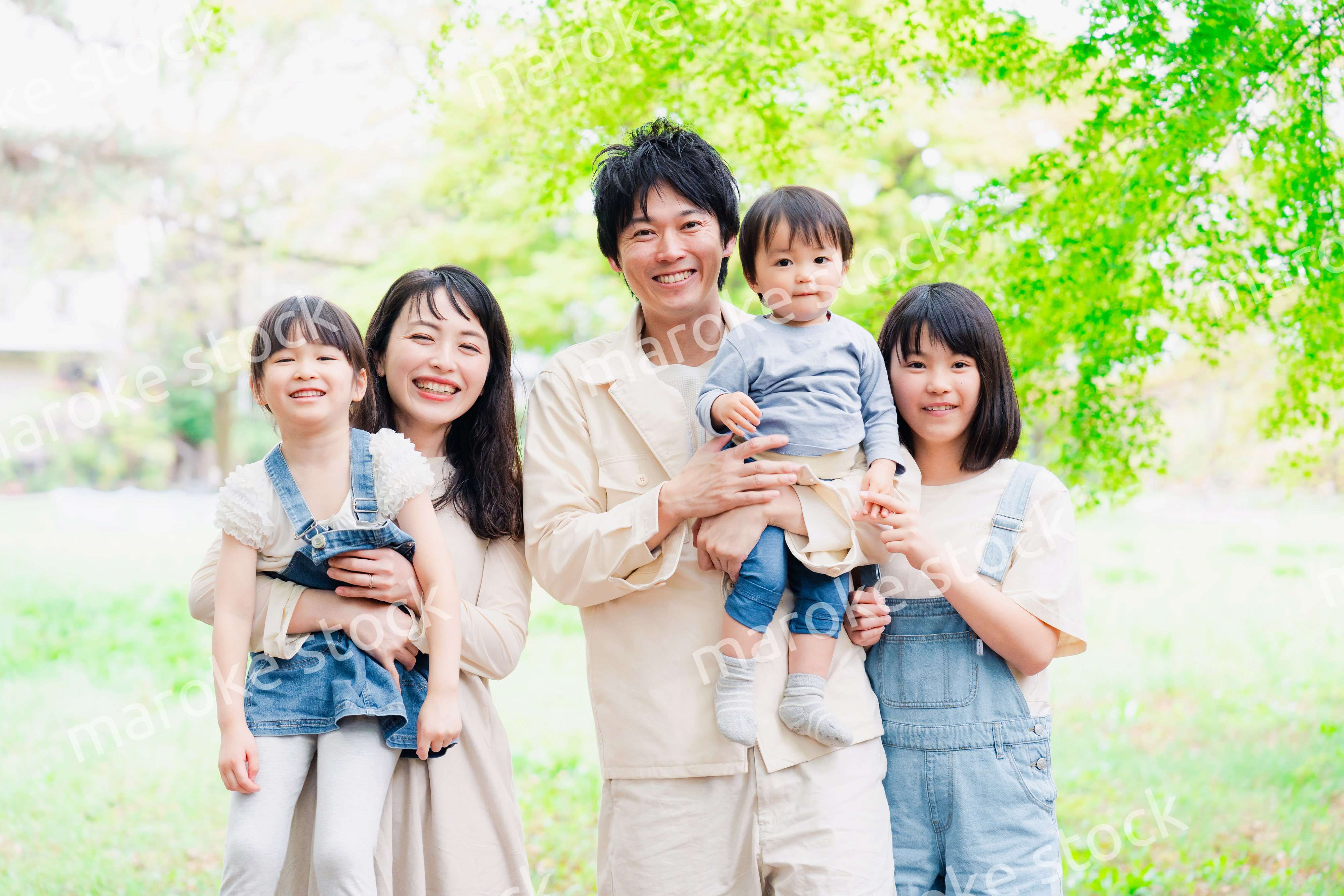 子どもが3人いる家族の集合写真