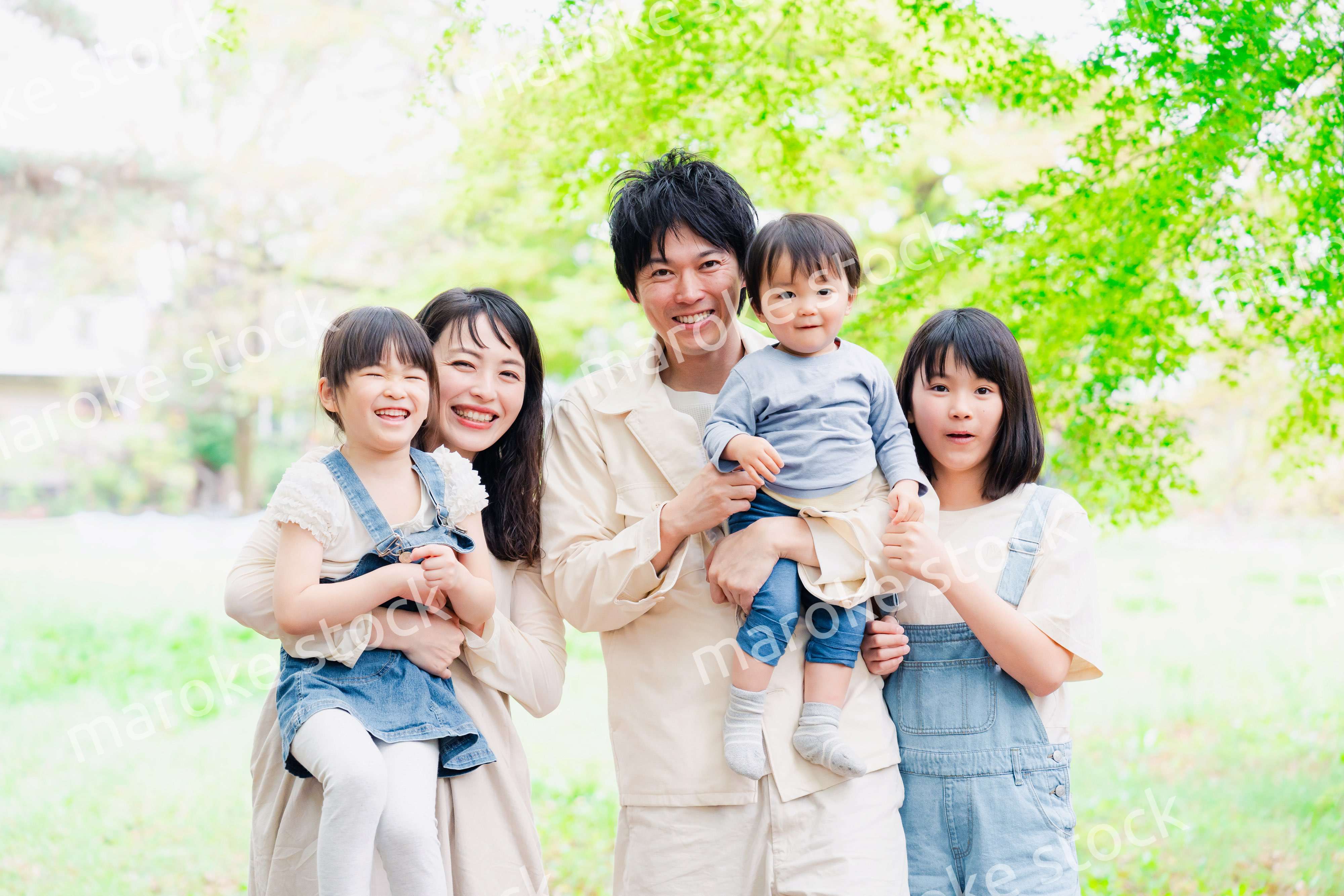 子どもが3人いる家族の集合写真