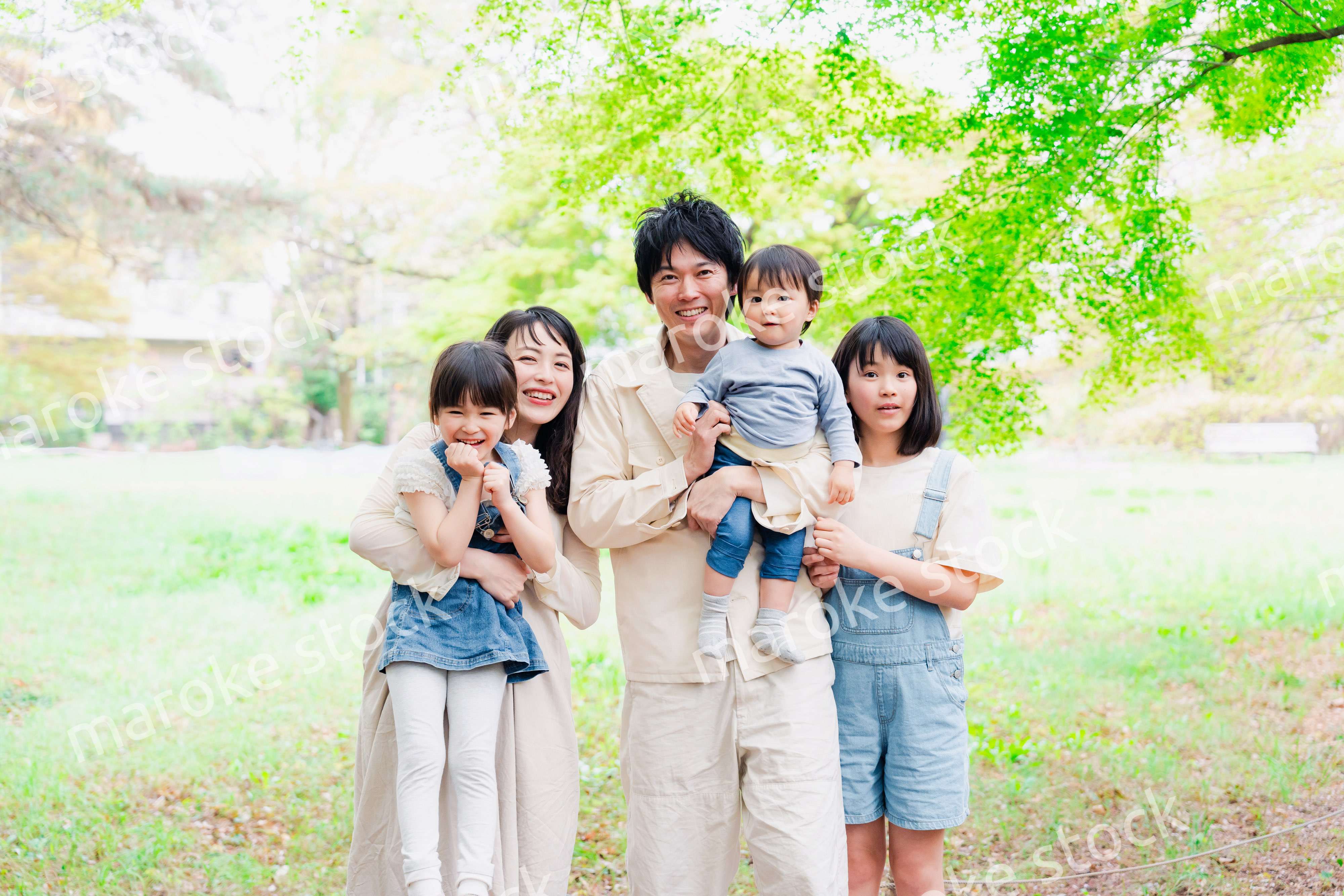 子どもが3人いる家族の集合写真
