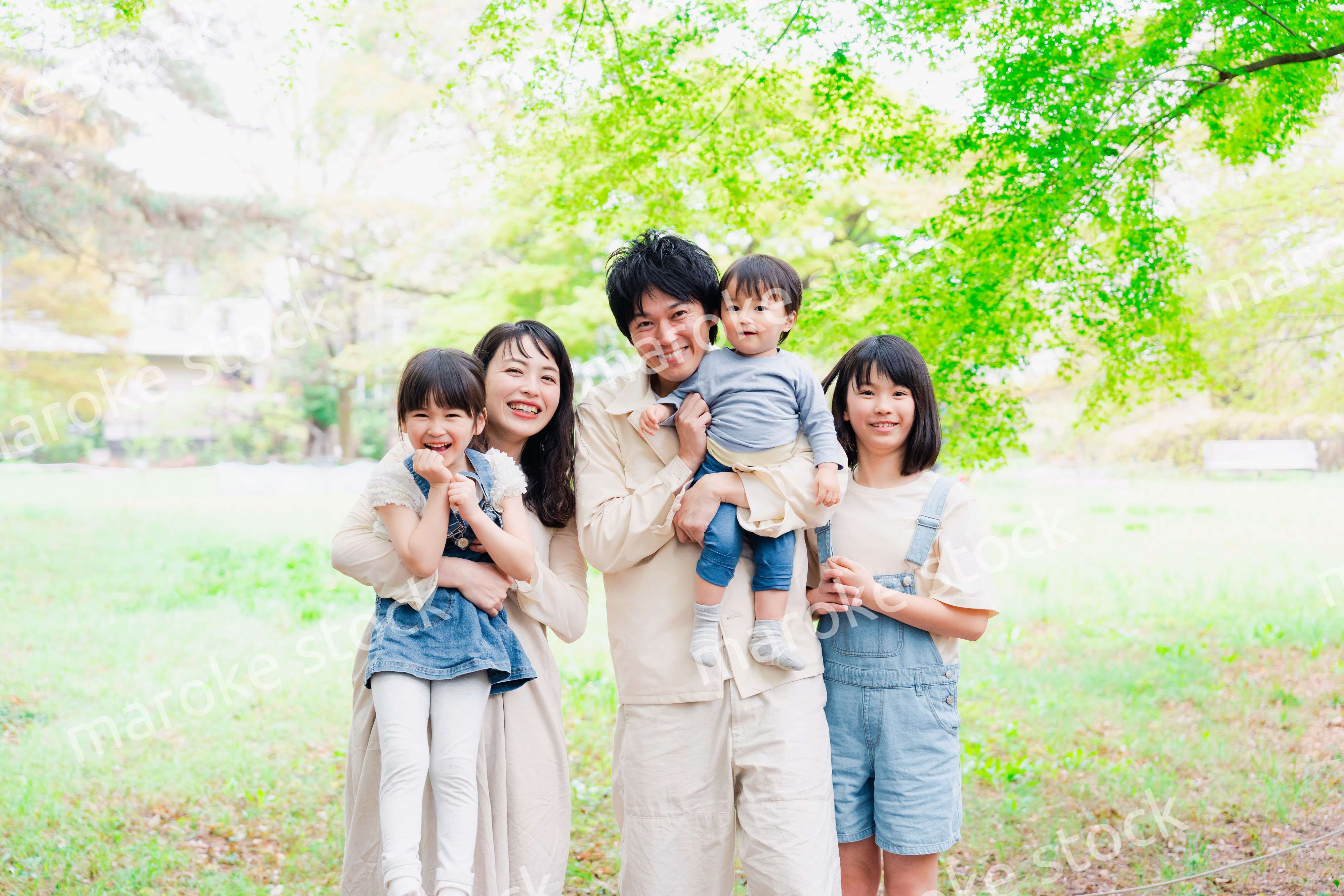 子どもが3人いる家族の集合写真