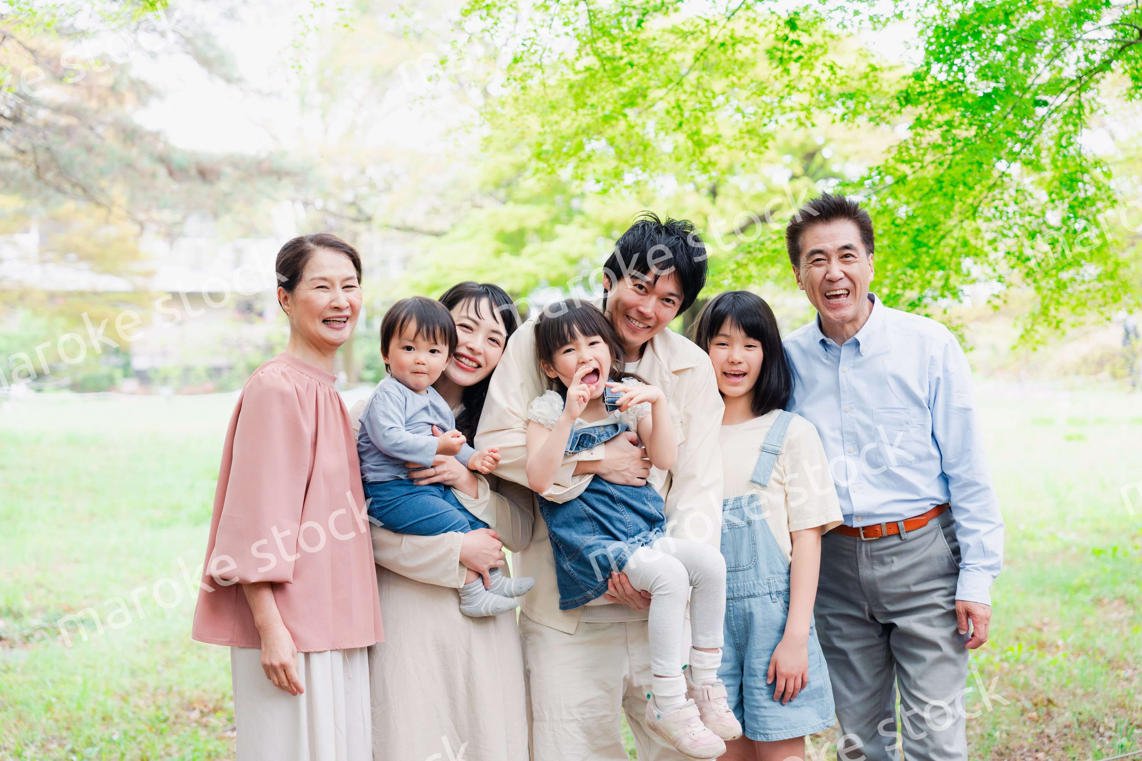 笑顔の3世代家族集合写真