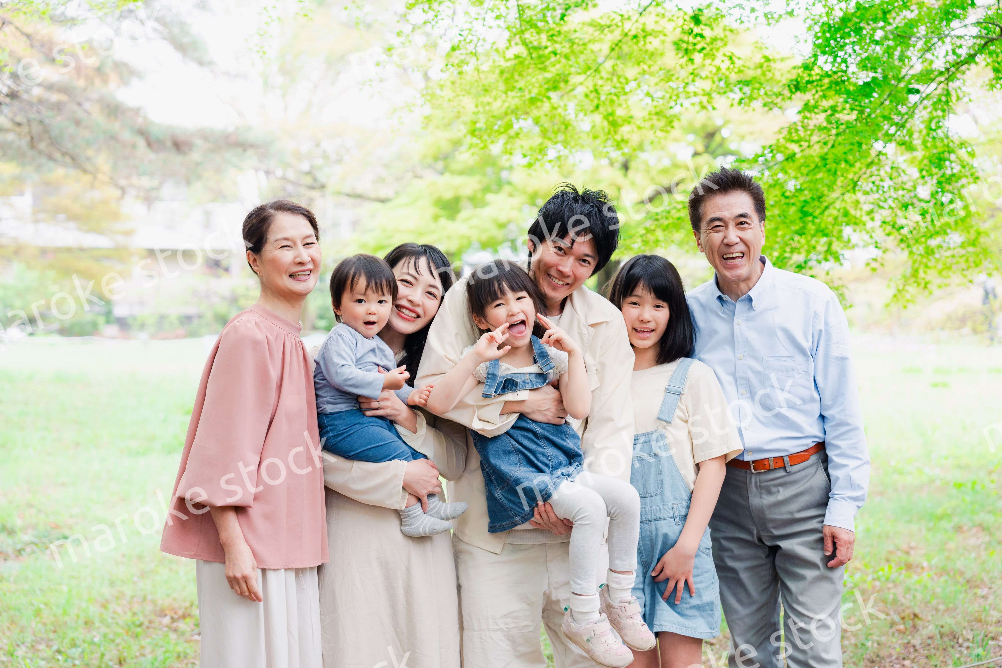 笑顔の3世代家族集合写真