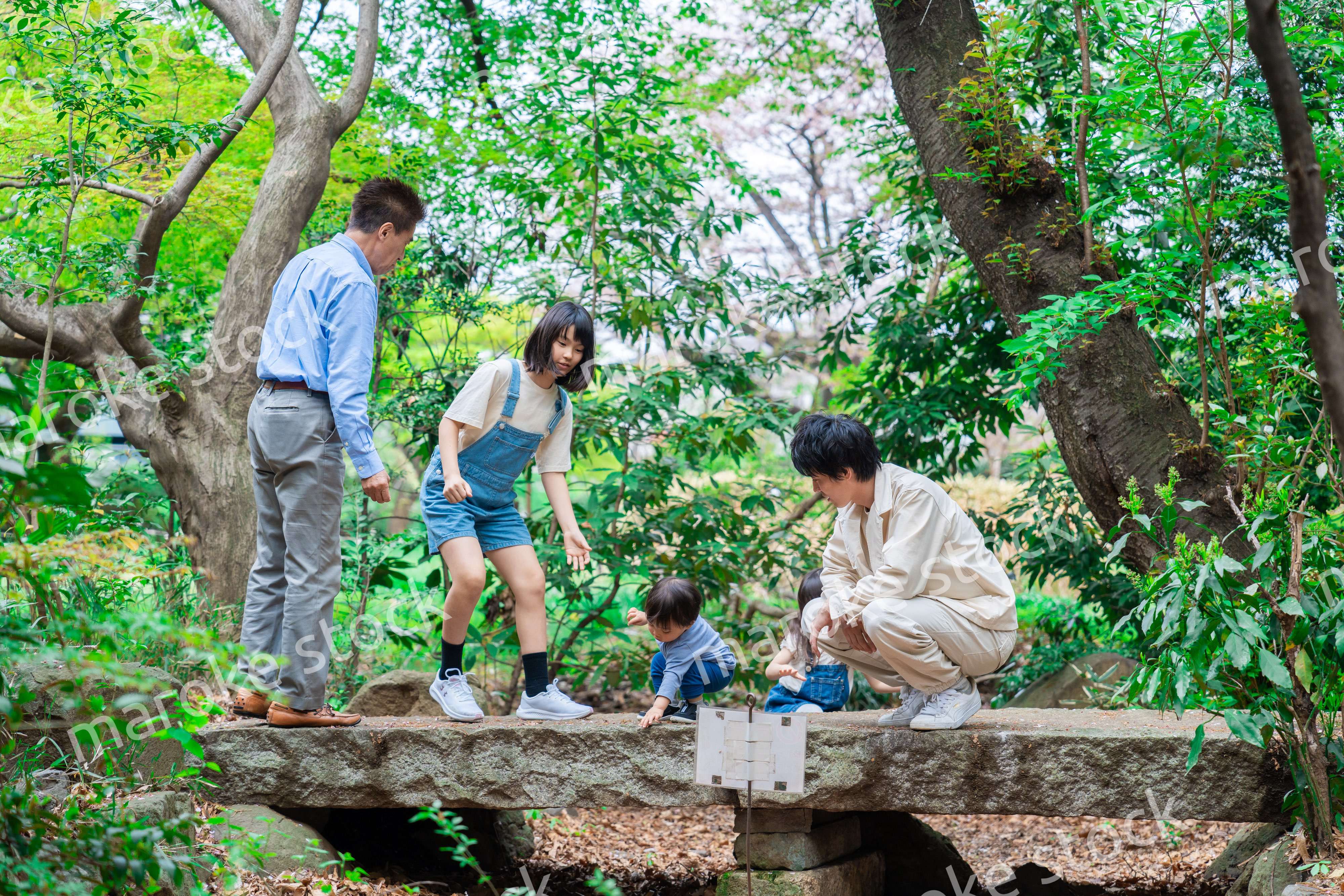 おじいちゃんと一緒に遊ぶ家族