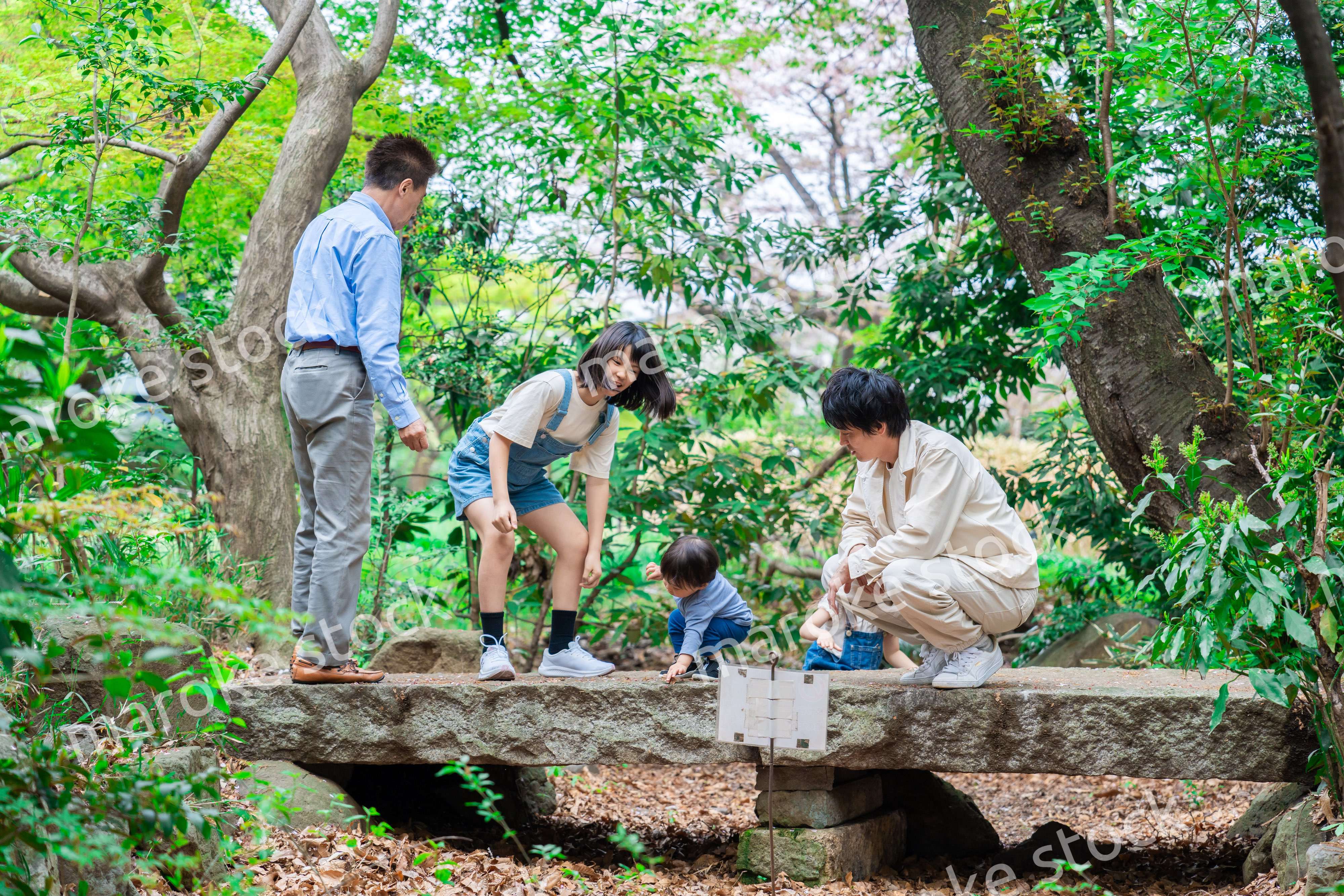 おじいちゃんと一緒に遊ぶ家族